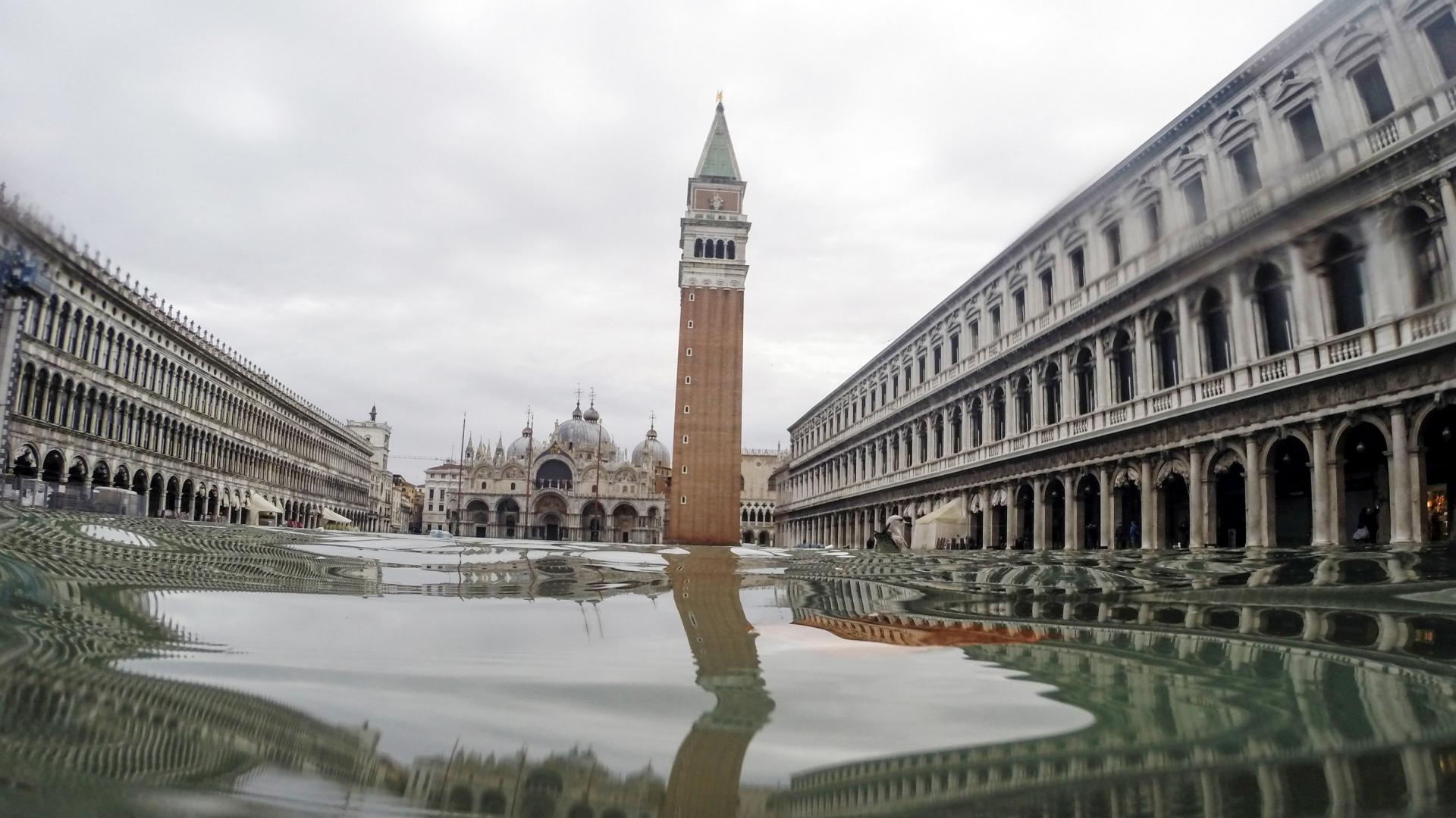 Von Wasser umgeben: Der Markusdom in Venedig während des Hochwassers im Herbst 2019. | dpa