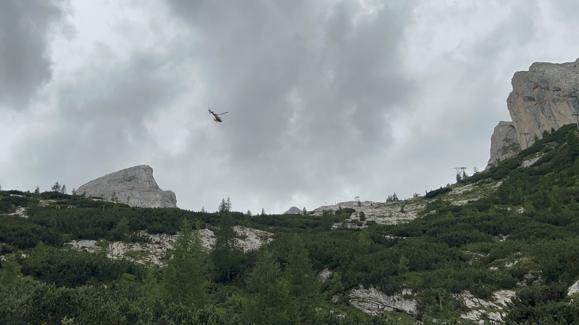 Ein Hubschrauber der Bergrettung fliegt zu dem abgebrochenen Gletscher am Berg Marmolata. | dpa