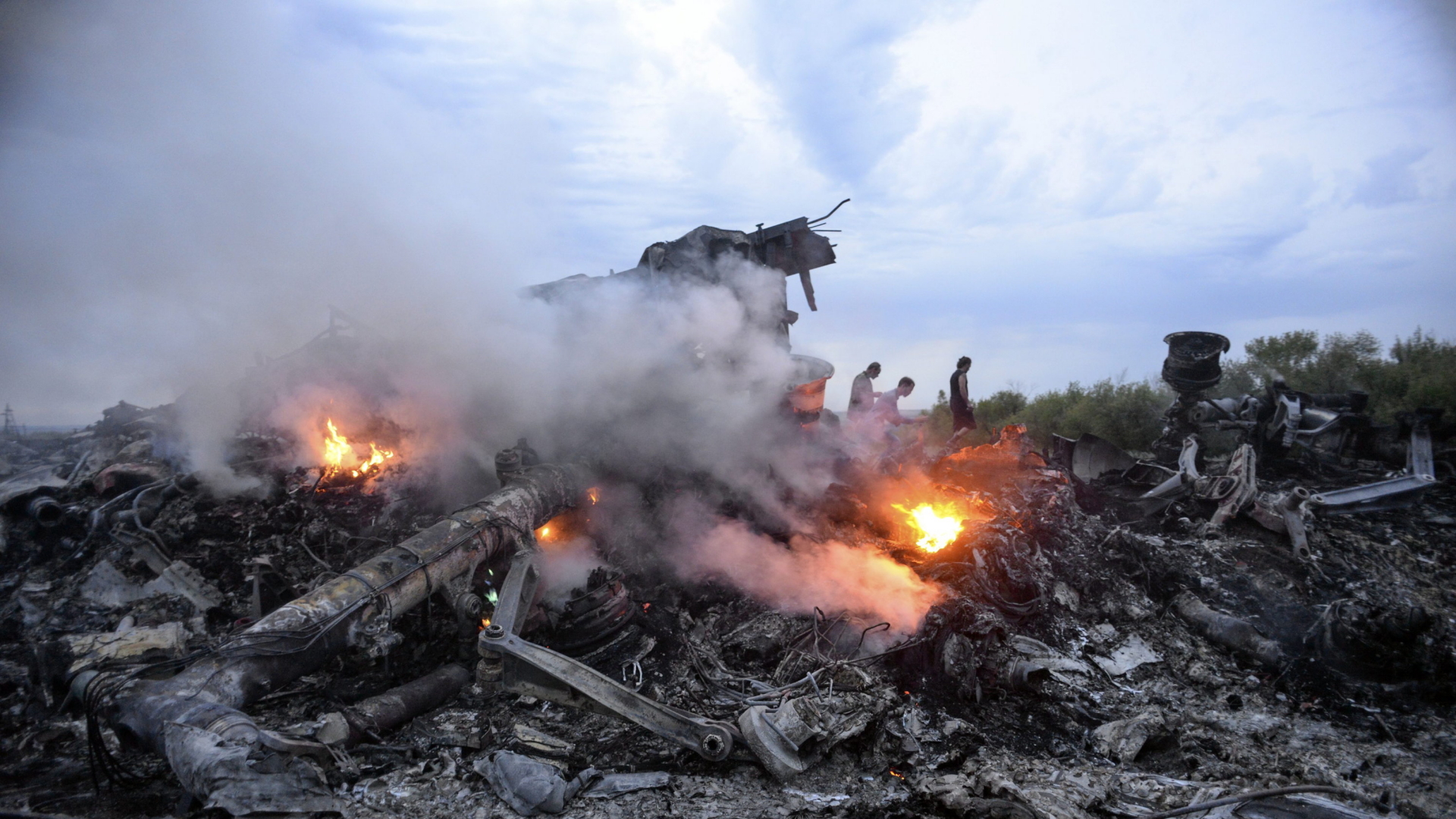Brennende Trümmer von MH17 | dpa
