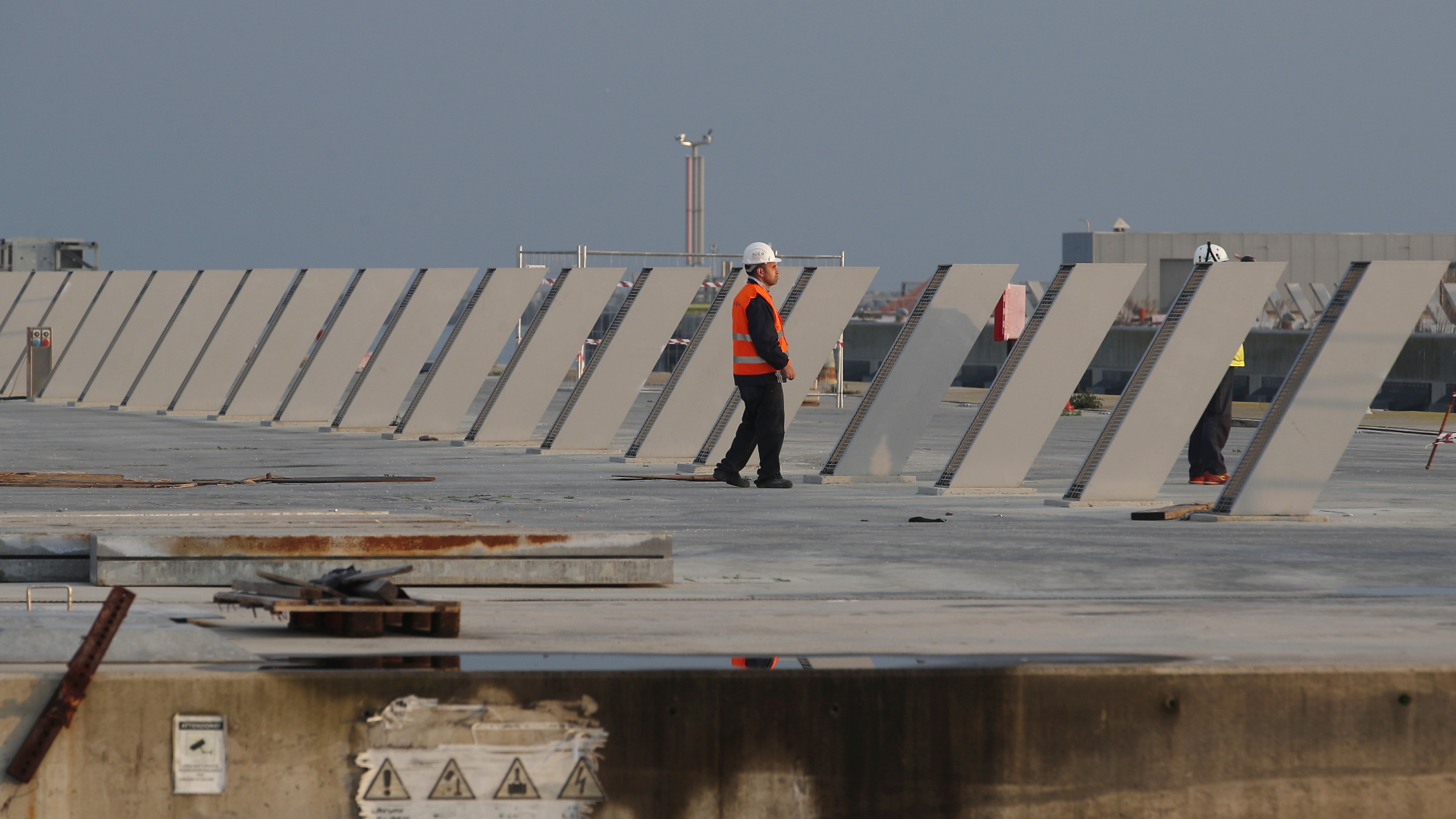 Ein Arbeiter steht auf einer Baustelle des Mose-Projekts vor Venedig, einem Sturmflutsperrwerk mit ausfahrbaren Barrieren. Das System aus beweglichen Unterwasserbarrieren soll 2021 in Betrieb gehen. | dpa