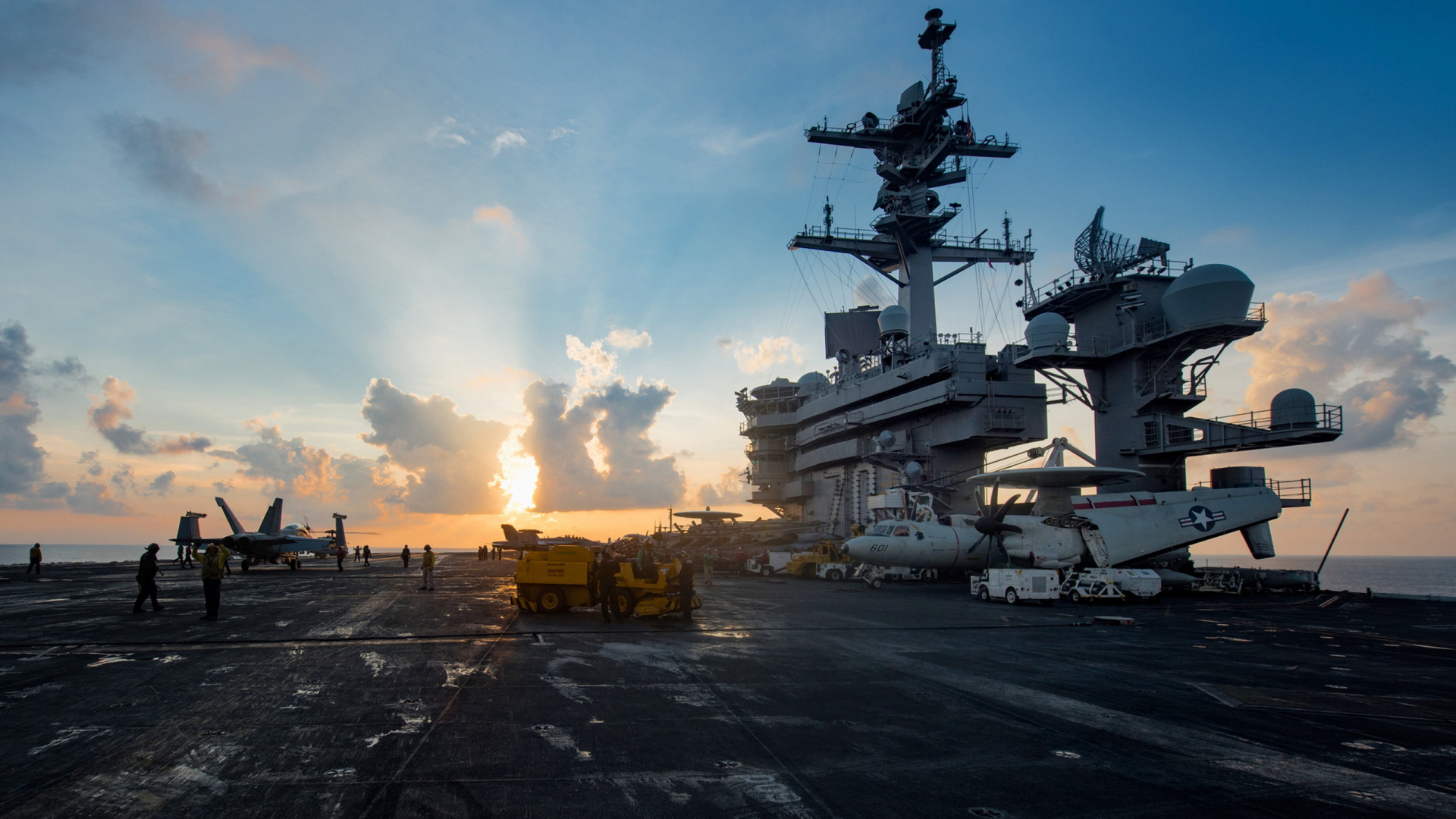 Die Sonne geht über dem Deck des Flugzeugträgers "USS Vinson" auf, während das Schiff durch die südliche chinesische See fährt. 