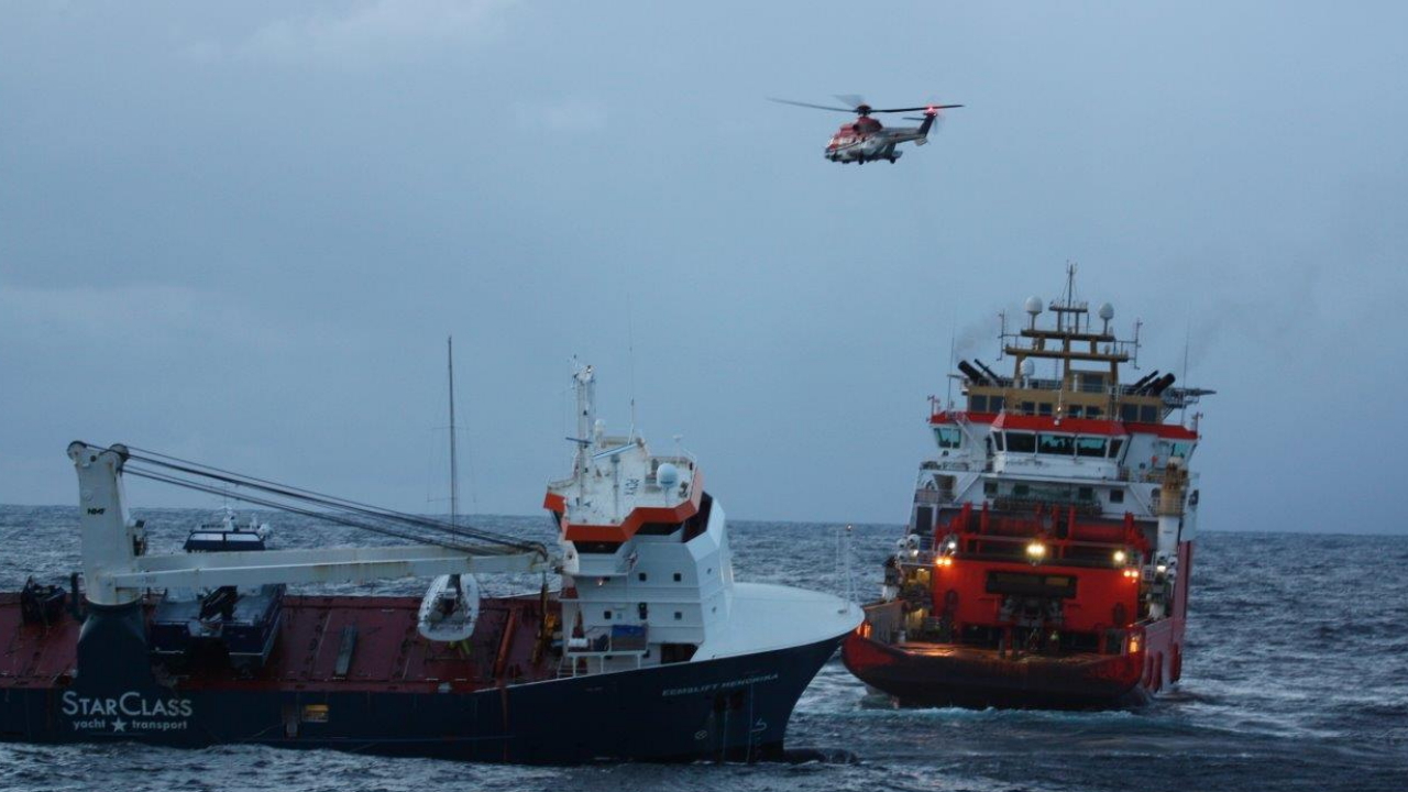Spezialkräfte versuchen das mit Öl beladene Schiff zu sichern | dpa