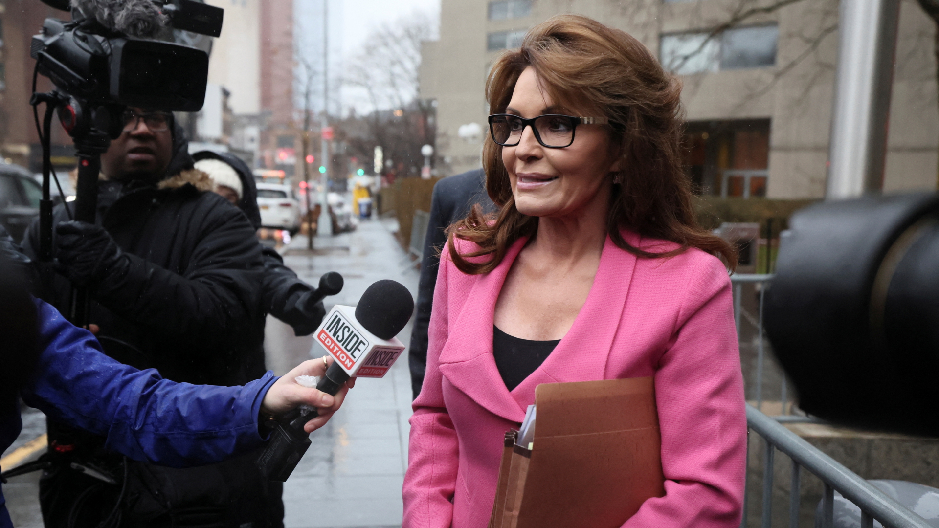 Prozessauftakt in Manhattan: Sarah Palin wird von vielen Medien interviewt. | REUTERS