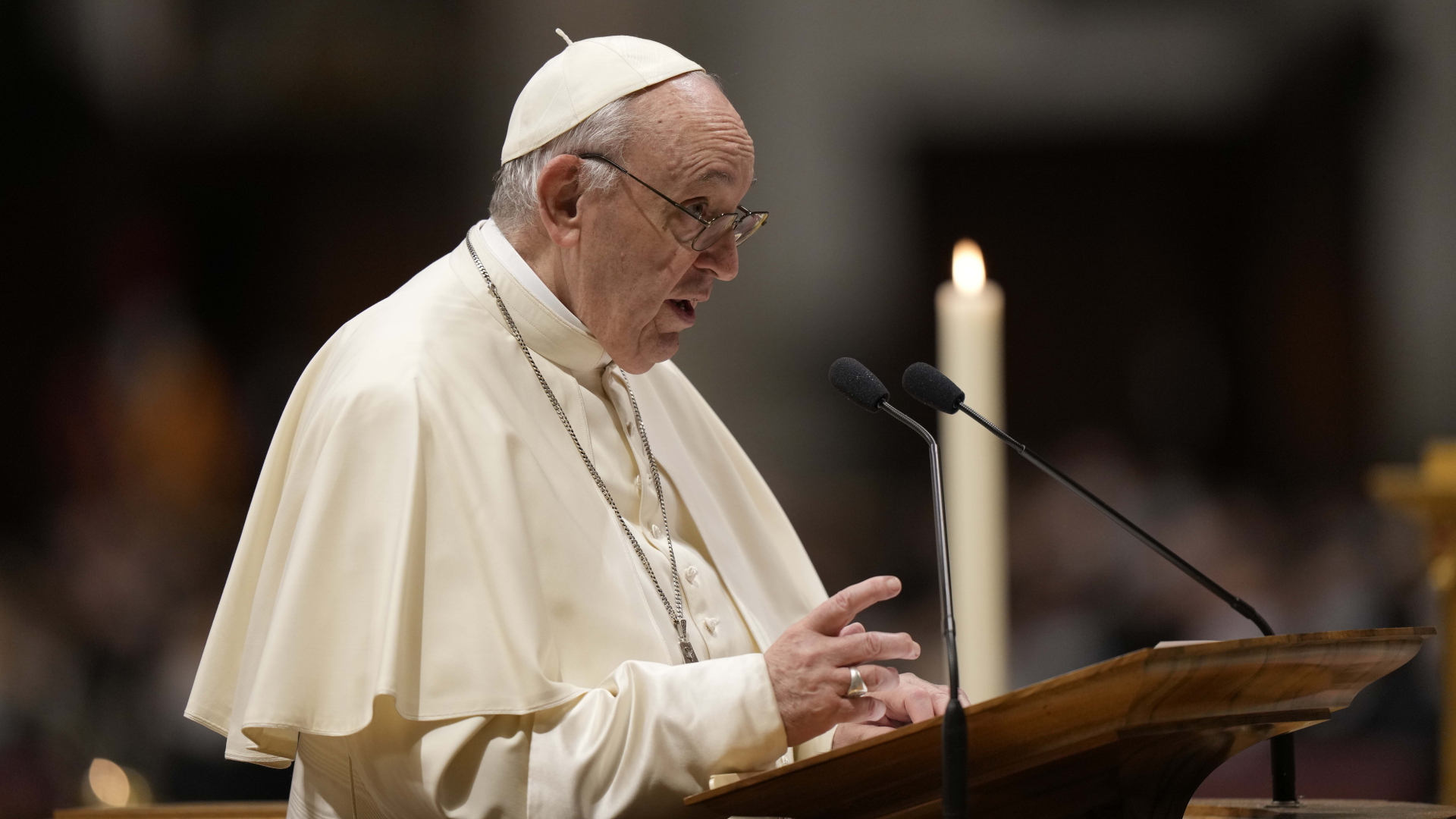 Papst Franziskus zelebriert eine Silvestervespermesse im Petersdom im Vatikan. | dpa