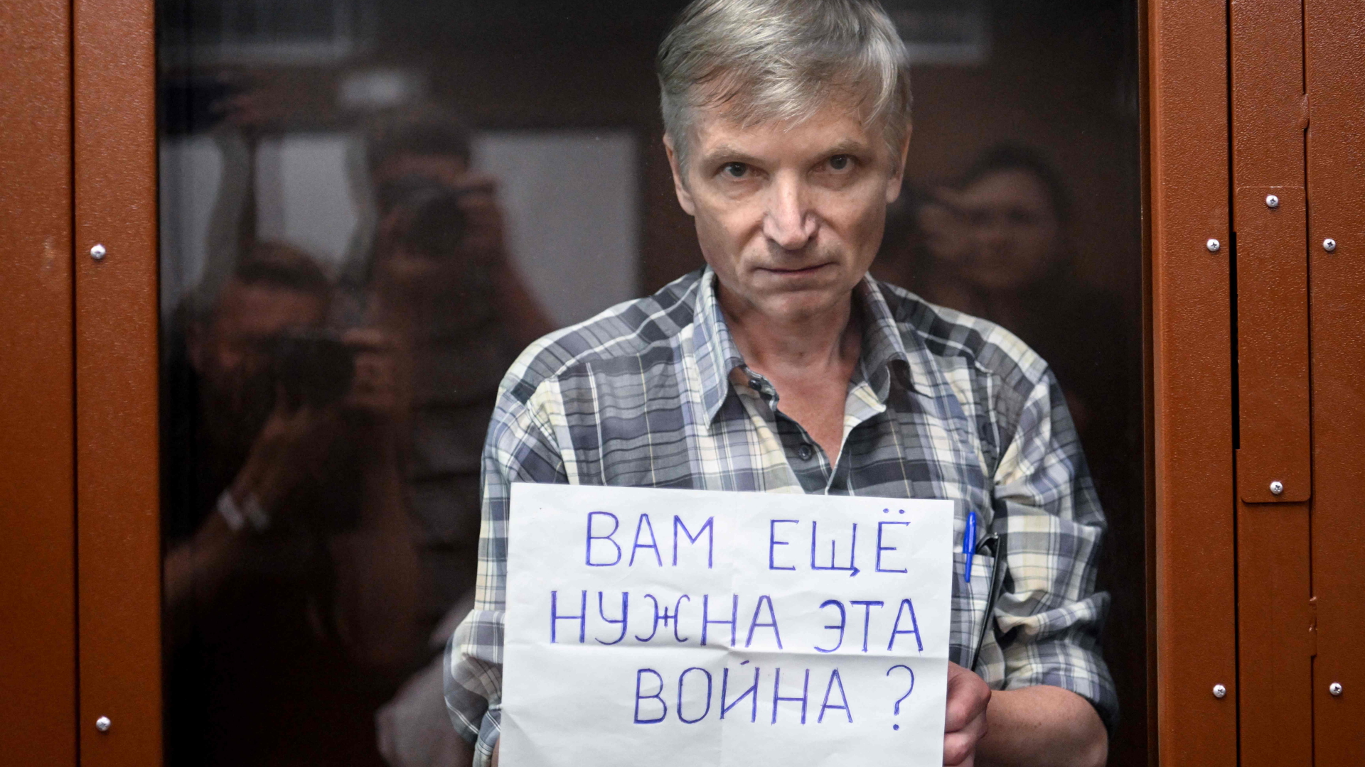 Der Moskauer Kommunalpolitiker Alexej Gorinow mit einem Schild in der Hand. | AFP