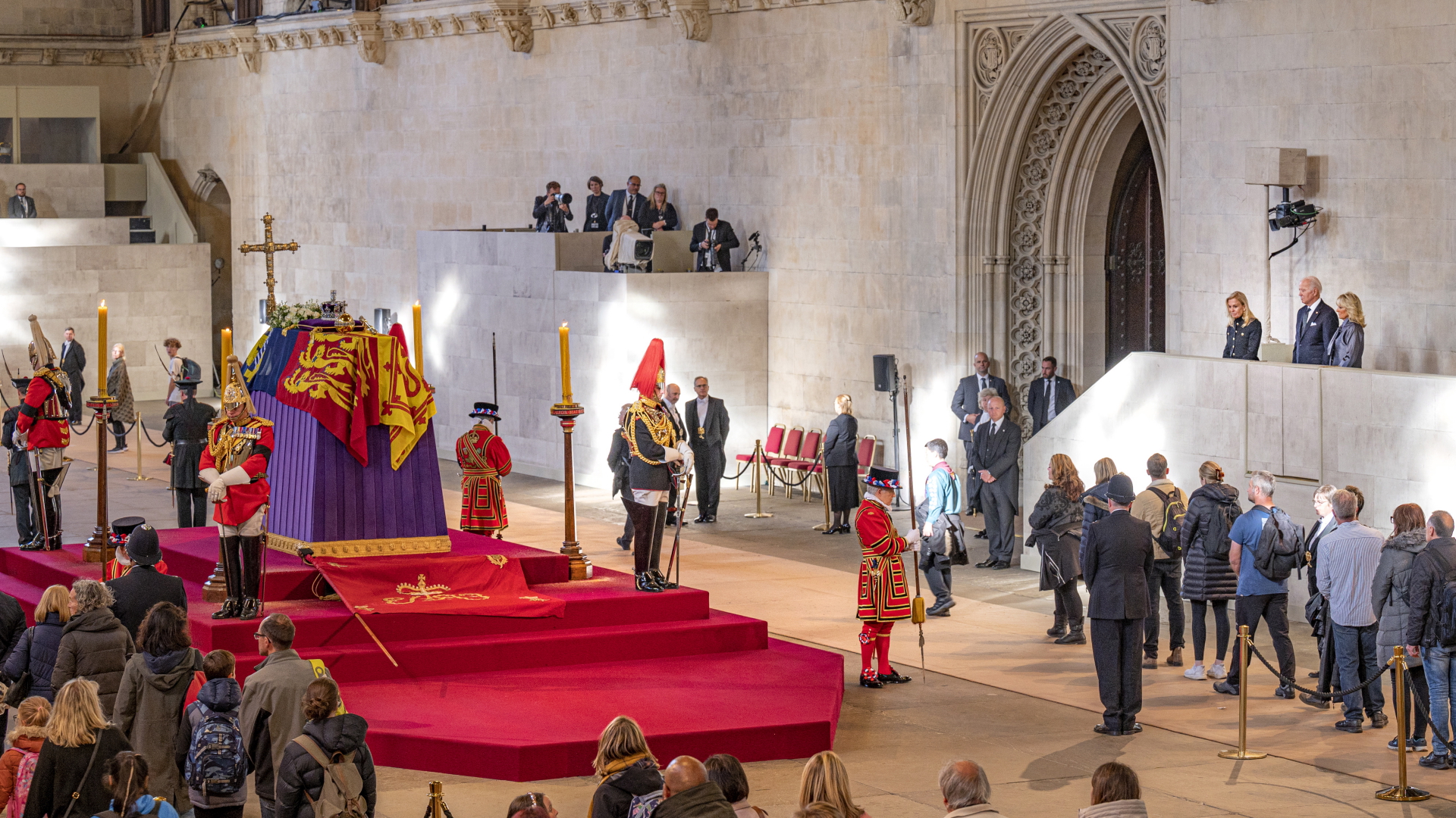 US-Präsident Joe Biden und die First Lady der USA, Jill Biden, bei der Staatsaufbahrung der britischen Königin Elizabeth II. im Palace of Westminster in London. | EPA