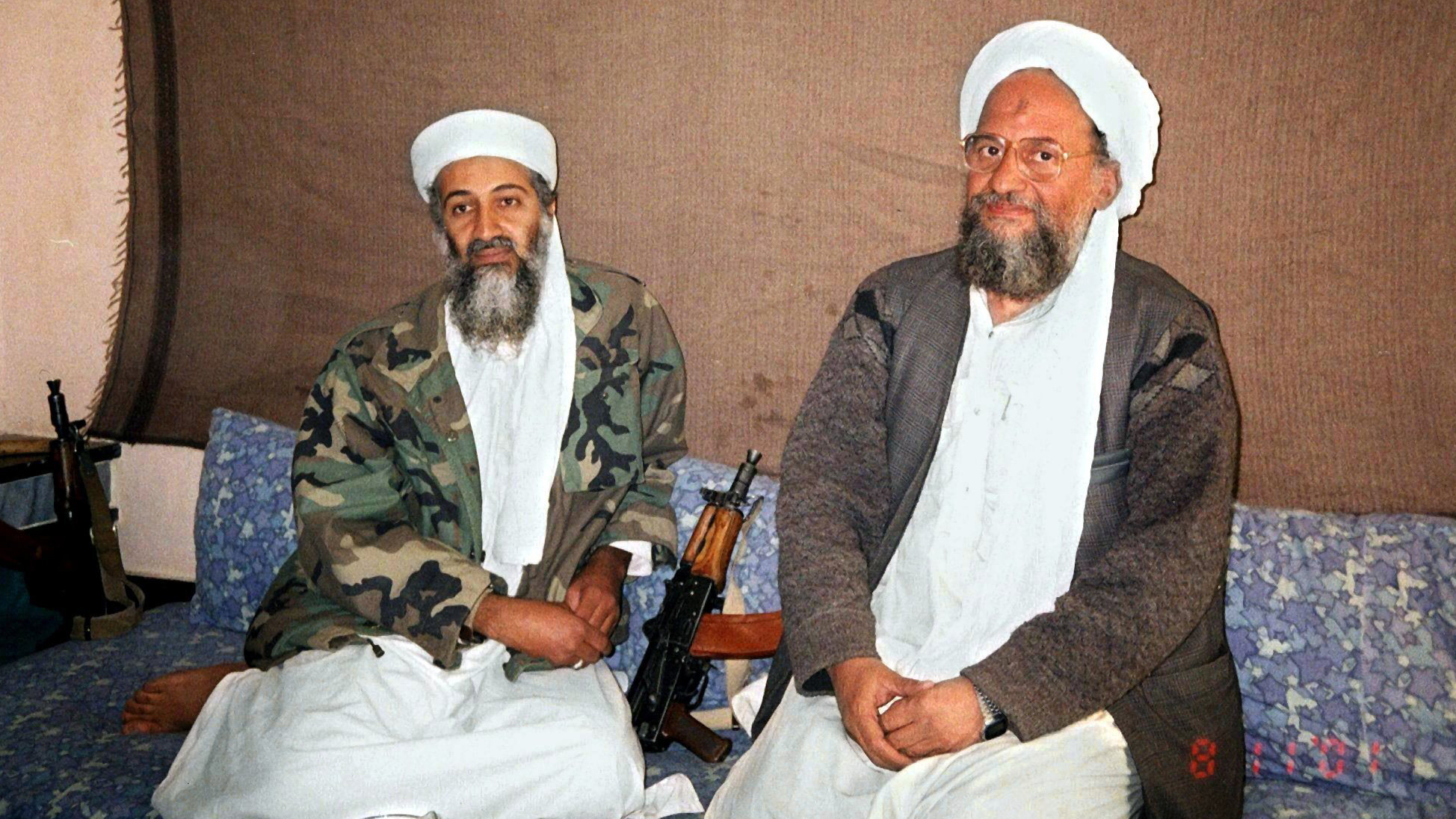 Al-Kaida-Chef Bin Laden und al-Sawahiri (rechts), damals noch Stellvertreter, an einem unbekannten Ort in Afghanistan. Aufgenommen am 08.11.2001.