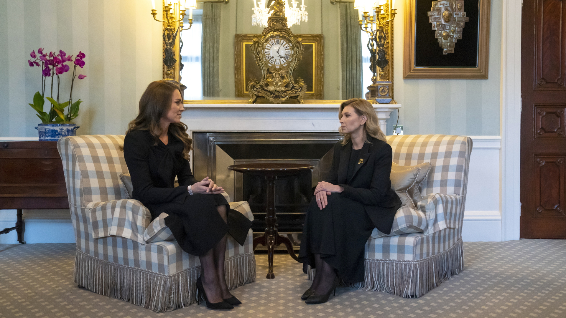 Kate (l) Prinzessin von Wales, spricht mit Olena Selenska, First Lady der Ukraine | dpa