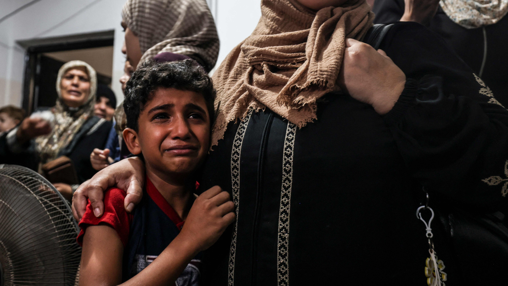 Verwandte trauern um ihren palästinensischen Angehörigen. Er wurde in einem Flüchtlingslager im nördlichen Gazastreifen getötet. | AFP