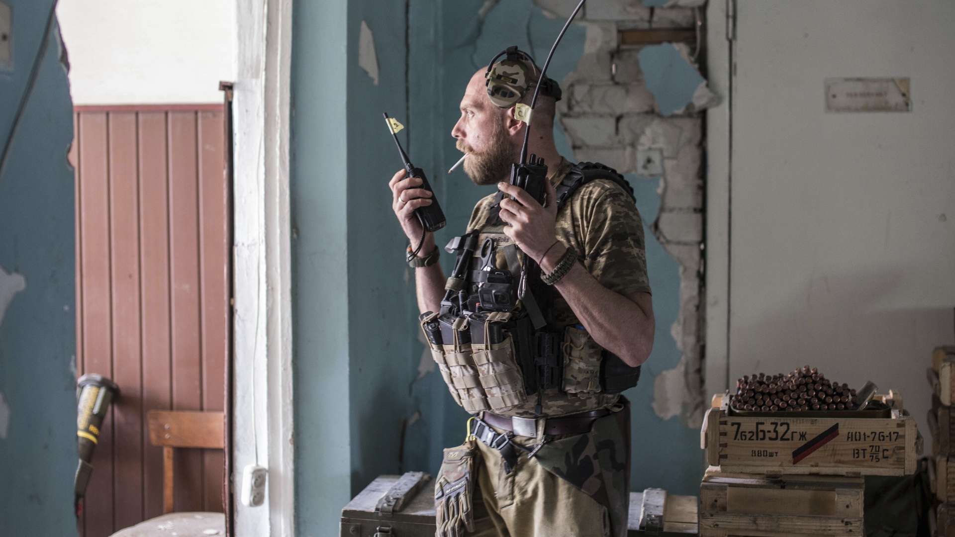  Ein ukrainischer Soldat hält ein Funkgerät. | dpa