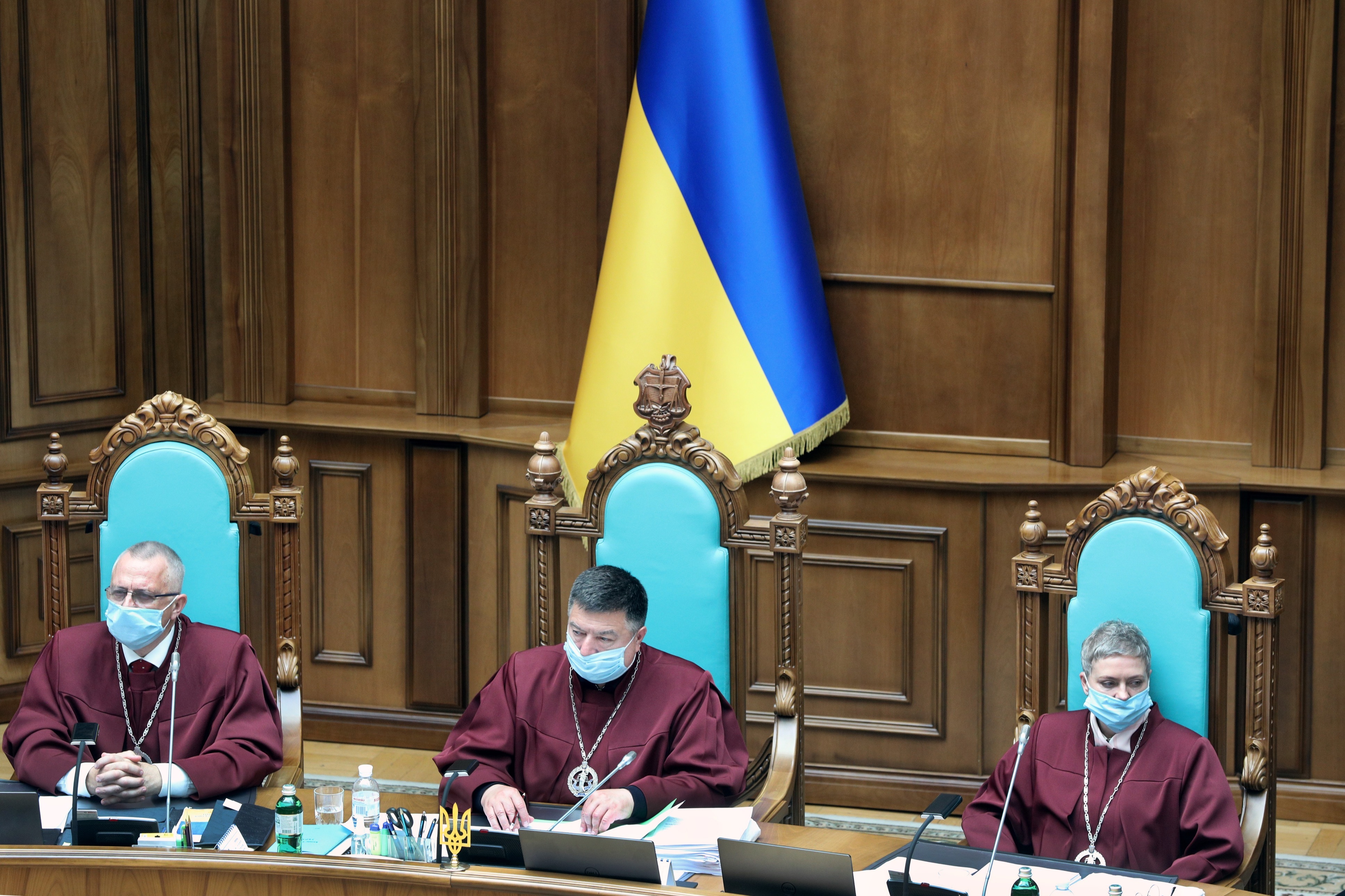 Vorsitzenden Richter Olexander Tupyzkyj (Mitte) am ukrainischen Verfassungsgericht (Archivbild vom 23.06.2020). | picture alliance / JOKER