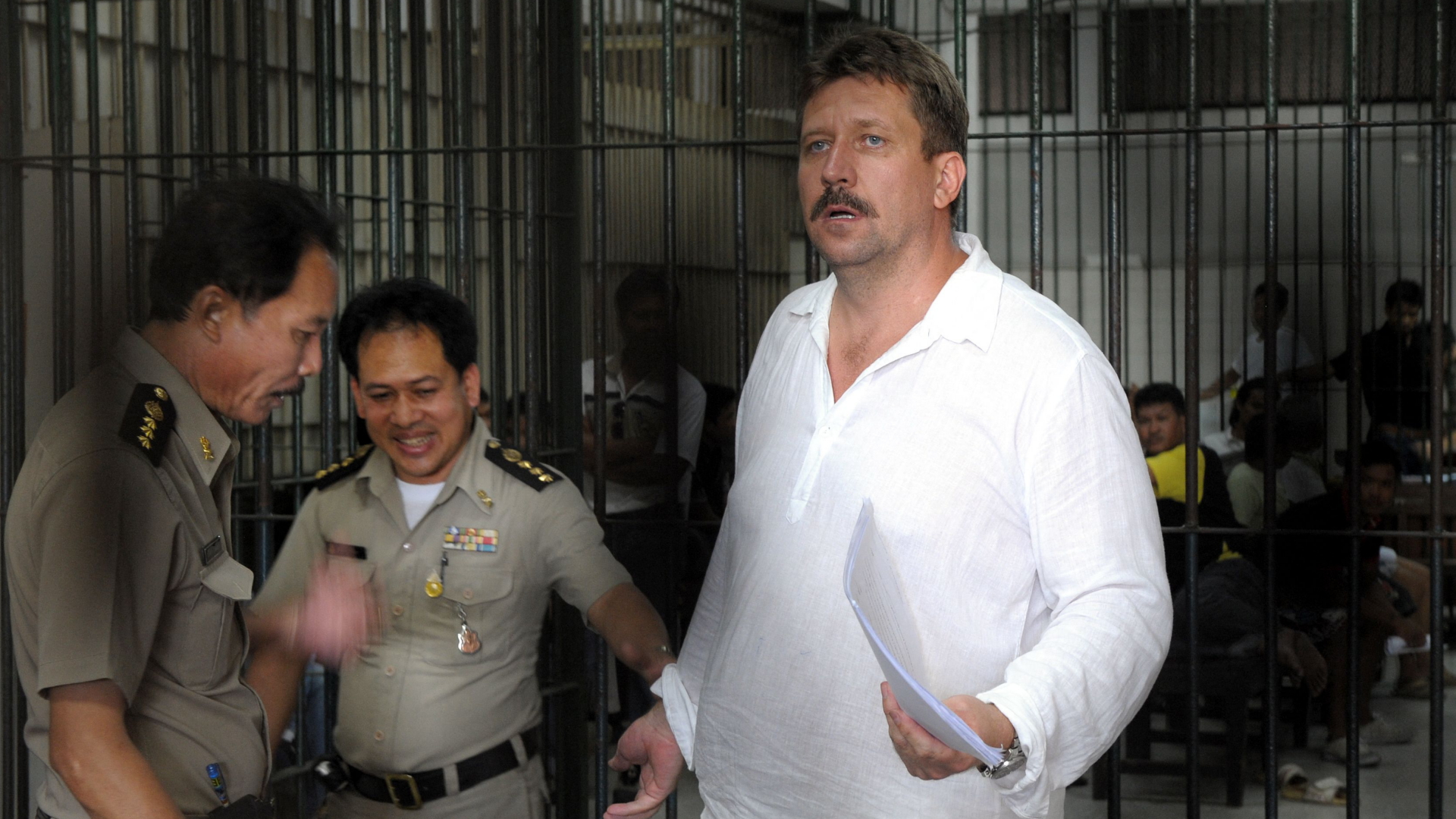 Der russische Waffenhändler Viktor But wird im April 2008 in Thailand von Polizisten weggeführt. | AFP