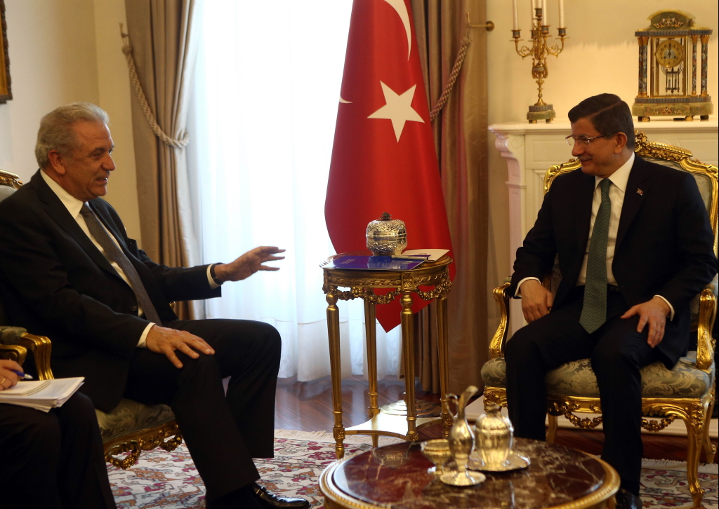 Avramopoulos bei einem Treffen mit dem türkischen Regierungschef Davotuglo Anfang April in Ankara. 