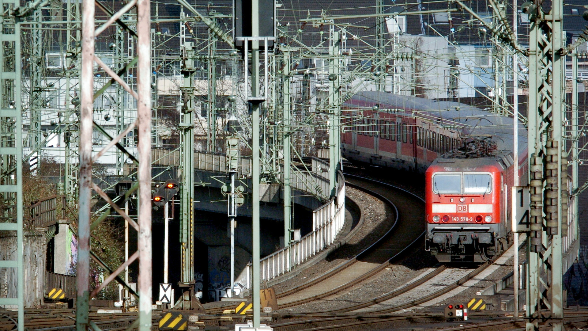 Nahverkehrszug fährt aus dem Bahnhof in Düsseldorf. | dpa