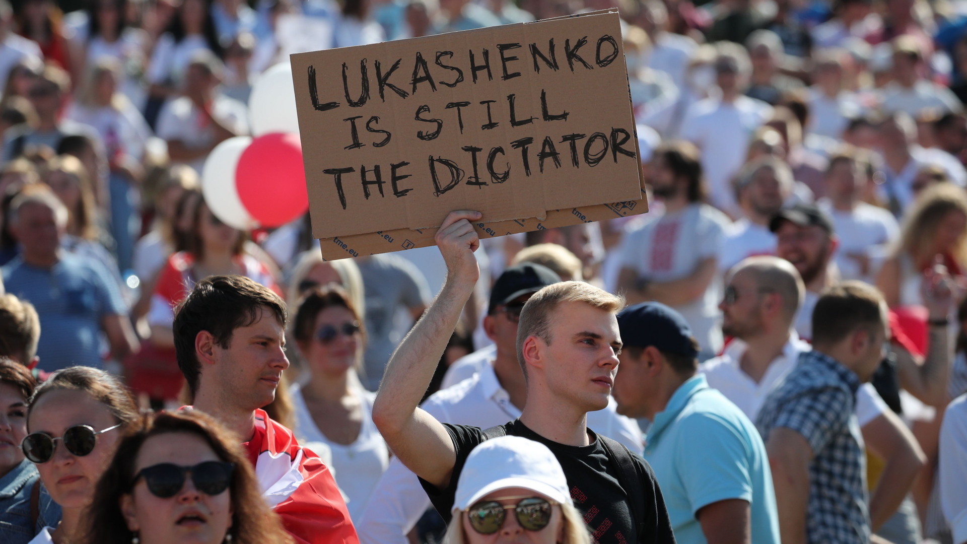 Ein Demonstrant hält ein Schild "Lukashenko is still Dictator"  | TATYANA ZENKOVICH/EPA-EFE/Shutte