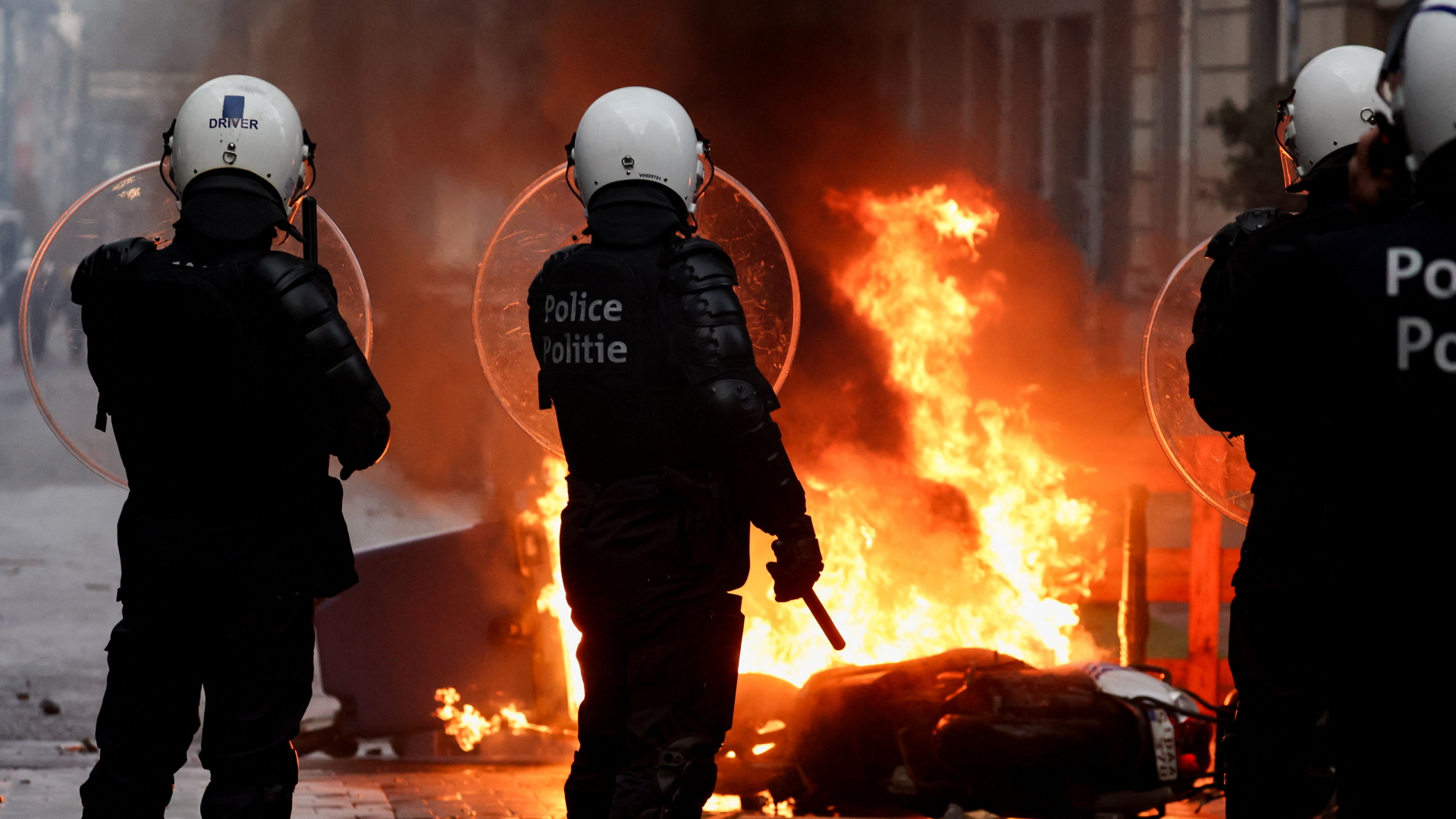 Die Belgische Polizei steht vor brennenden Barrikaden in Brüssel | AFP