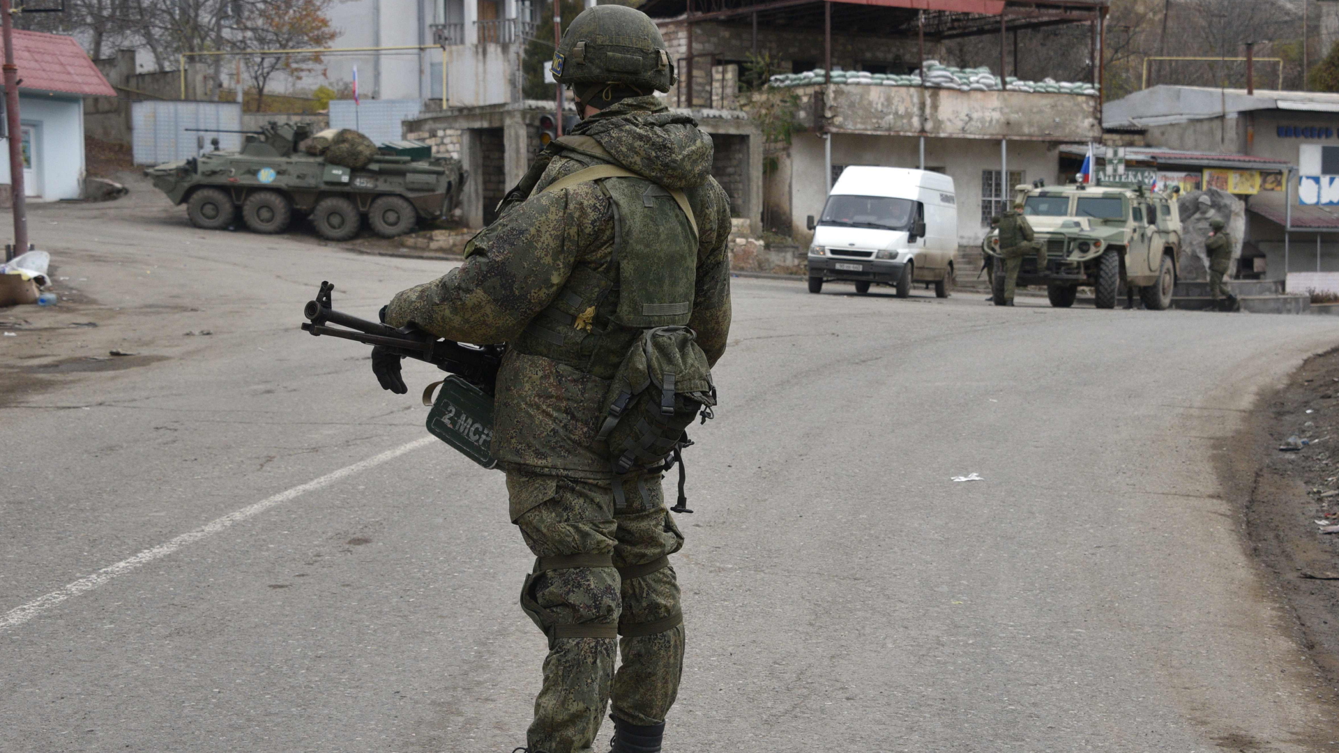 Ein russischer Soldat an einem Checkpoint im Latschin-Korridor auf der Straße nach Stepanakert in Bergkarabach | AFP
