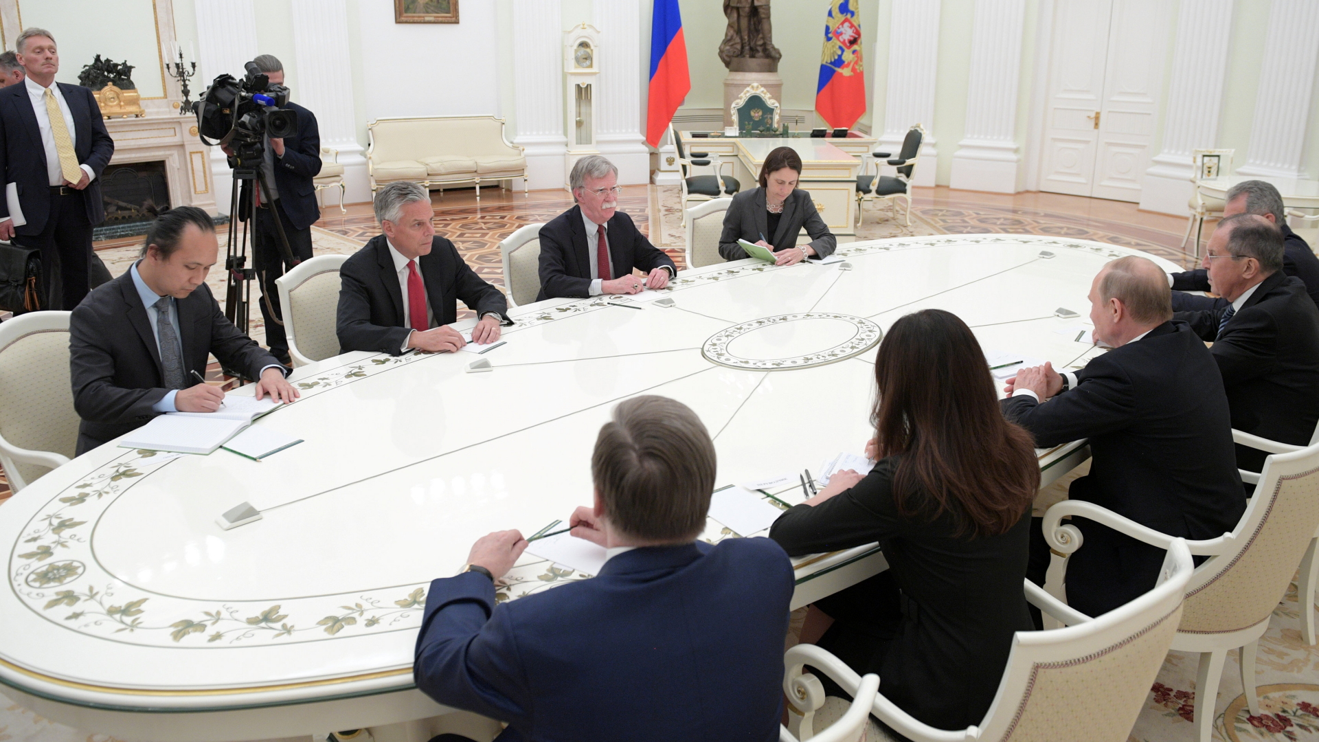 John Bolton im Gespräch mit Wladimir Putin und Sergej Lawrow, begleitet von Sicherheitsberaterin Fiona Hill | REUTERS