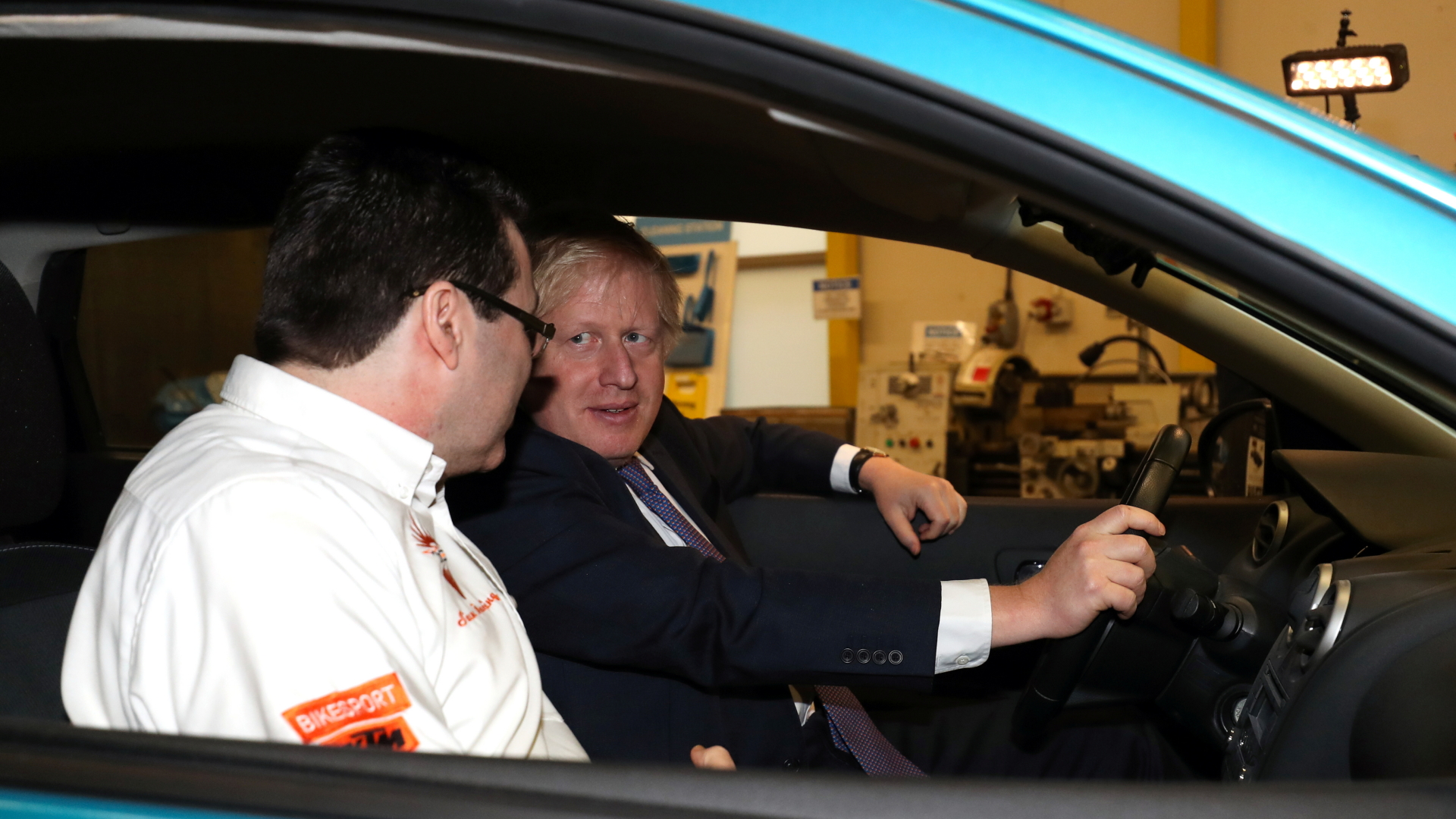 Boris Johnson sitzt in einem Auto, das durch Wasserstoff betrieben wird.  | REUTERS