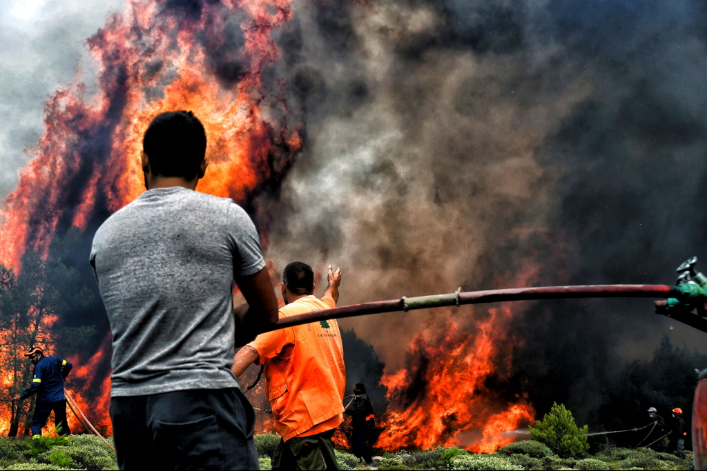 Die Helfer in Griechenland sind vom Ausmaß der Waldbrände überfordert.