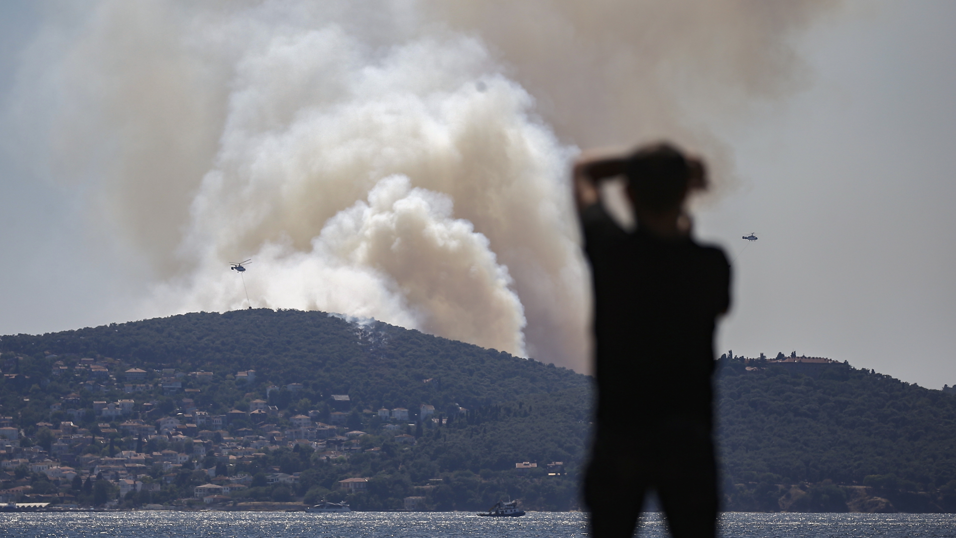 Rauchwolken über der Prinzeninsel Heybeliada vor Istanbul | EPA