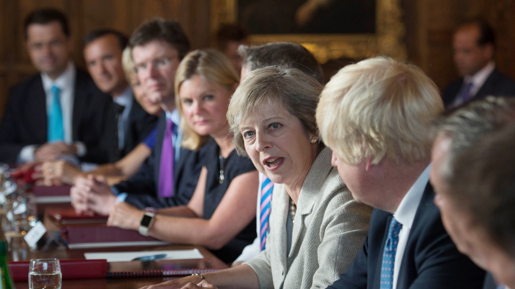 Theresa May inmitten ihrer Kabinettskollegen.