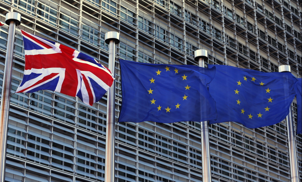 Der Union Jack und die EU-Flagge vor der EU-Kommission in Brüssel | REUTERS