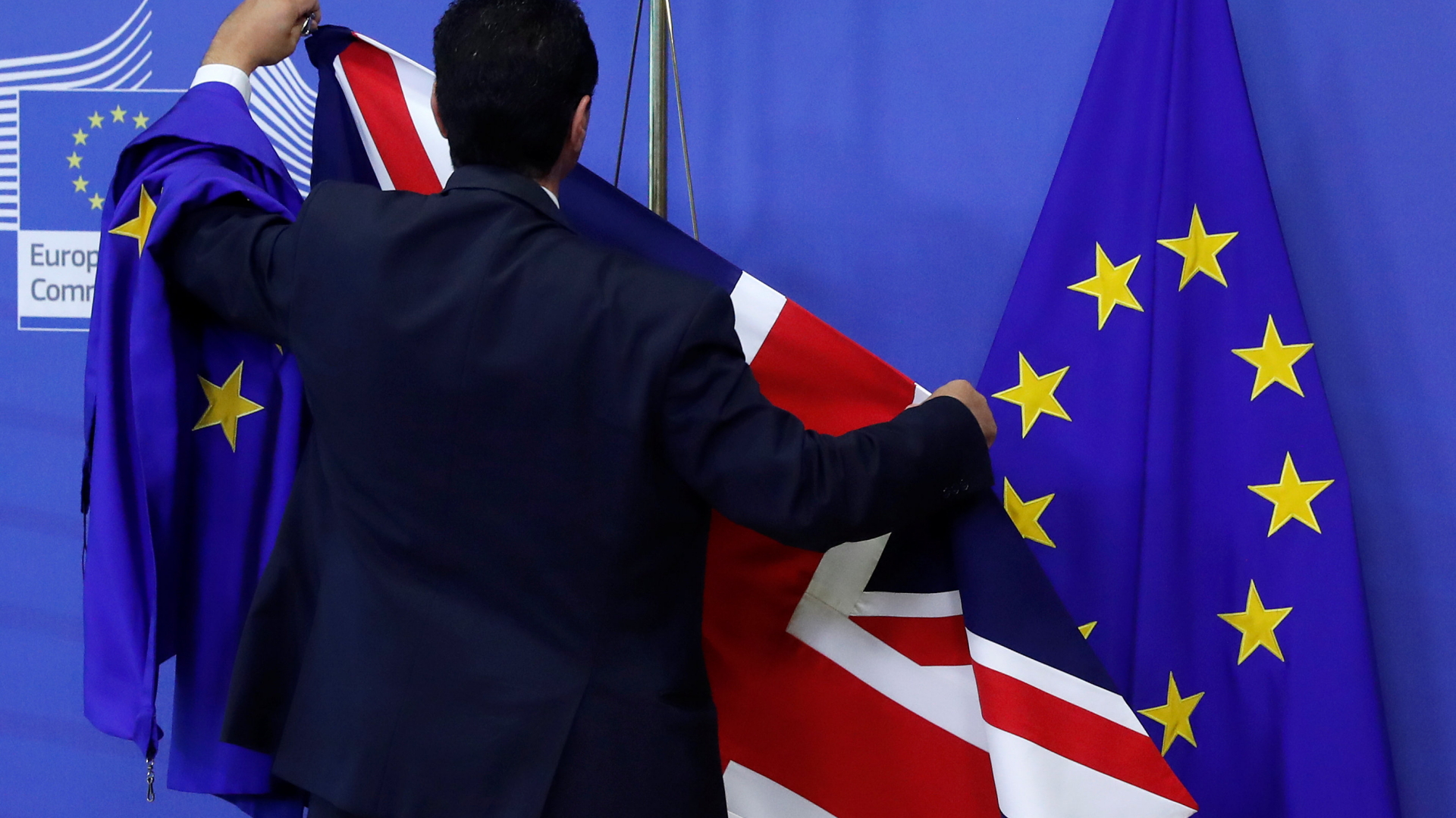 Flaggen der Europäischen Union und Großbritanniens werden aufgehängt.