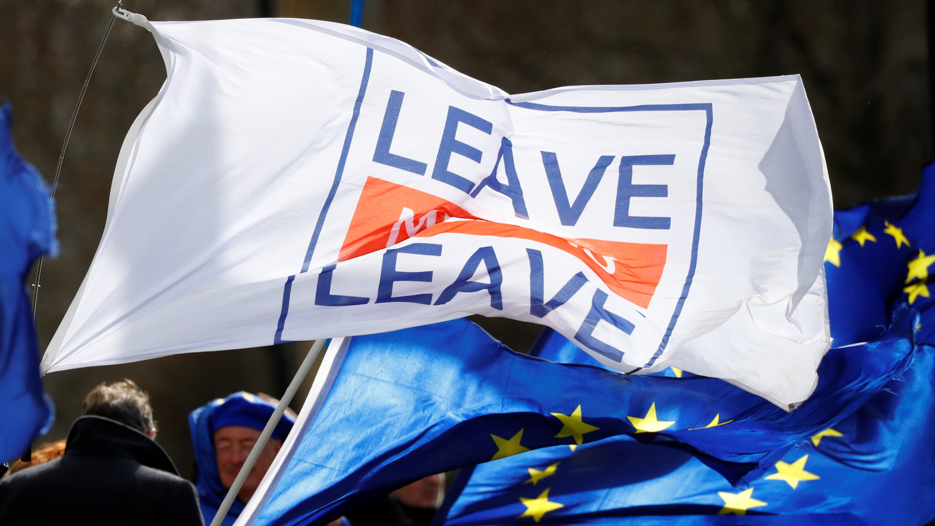 Brexit: EU-Flagge und Banner mit der Aufschrift "Leave Leave"