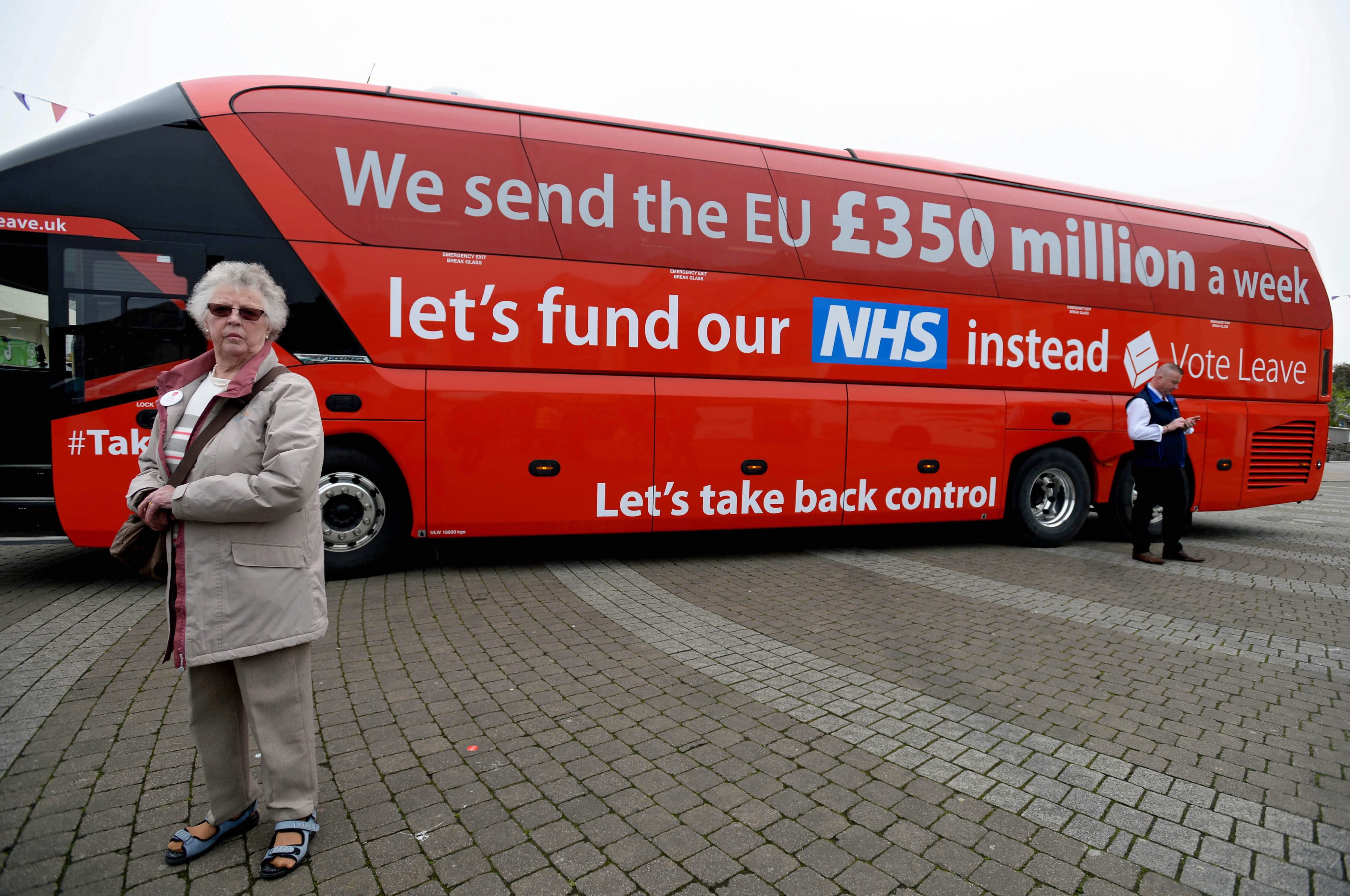 Wahlkampfbus der "Vote Leave"-Kampagne mit der Aufschrift: "Wir schicken wöchentlich 350 Millionen Pfund, lasst uns stattdessen unseren nationalen Gesundheitsdienst unterstützen. | picture alliance / dpa