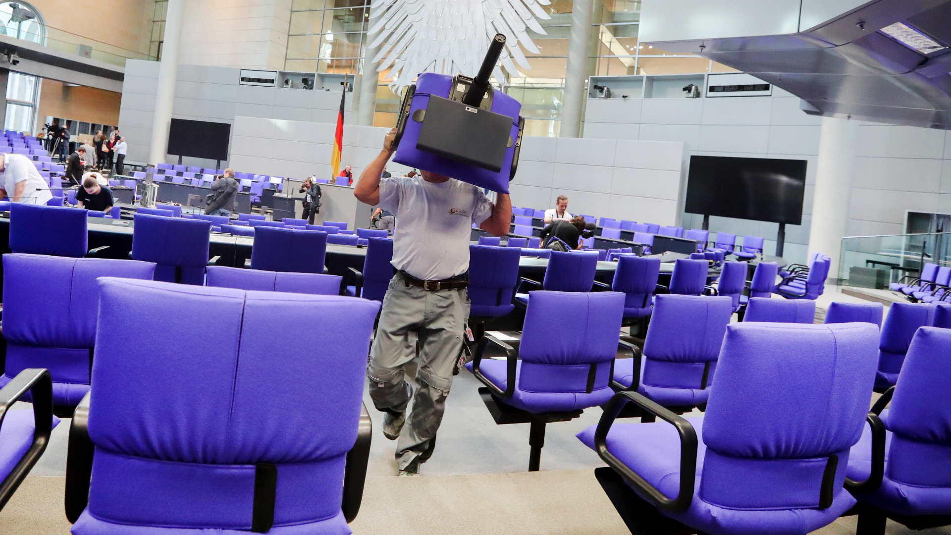 Der Plenarsaal des Bundestages wird umgebaut | dpa