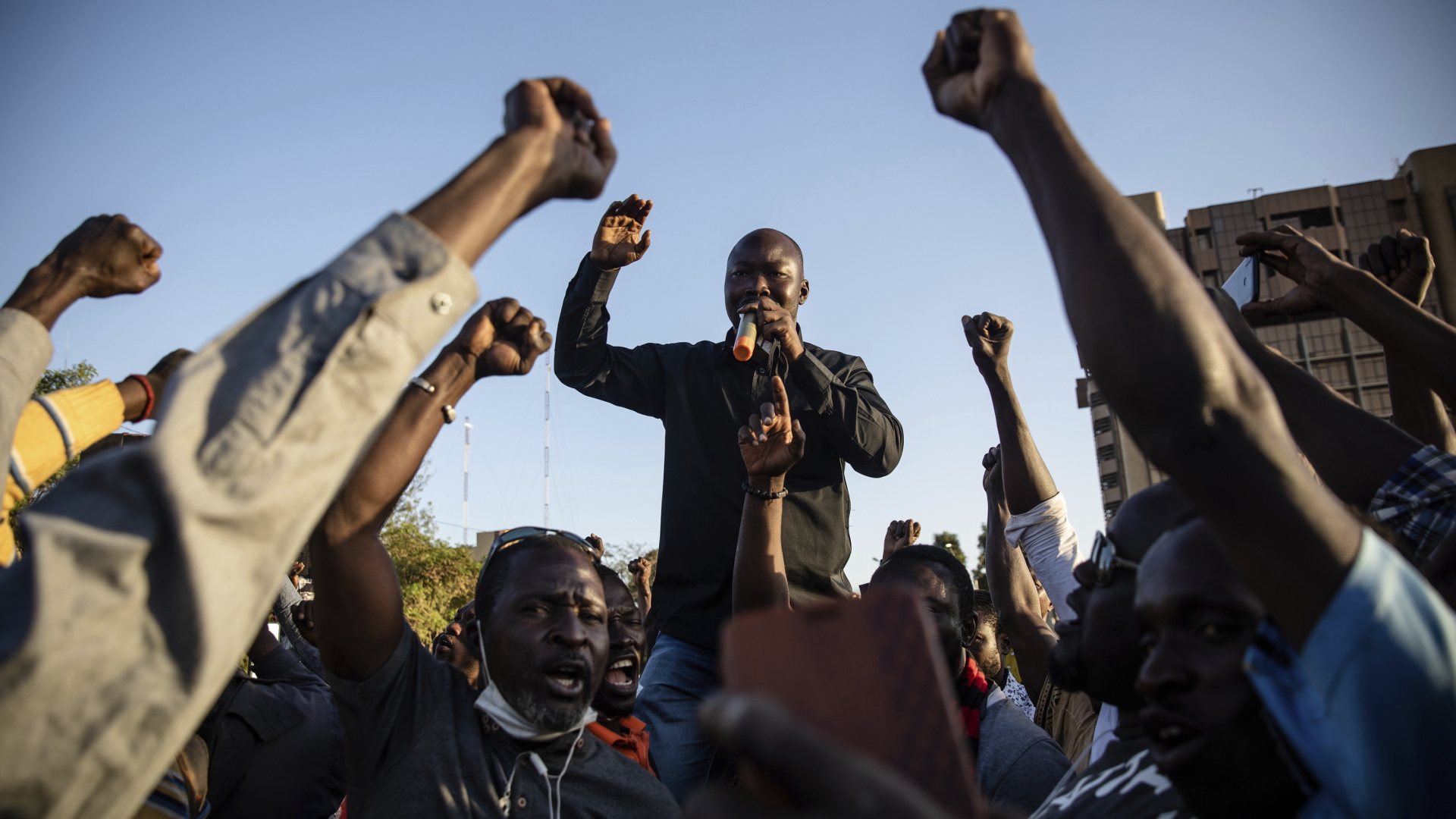 Jubelnde Menschen in Burkina Fasos Hauptstadt Ouagadougou, nachdem das Militär die Macht übernommen hat. | dpa