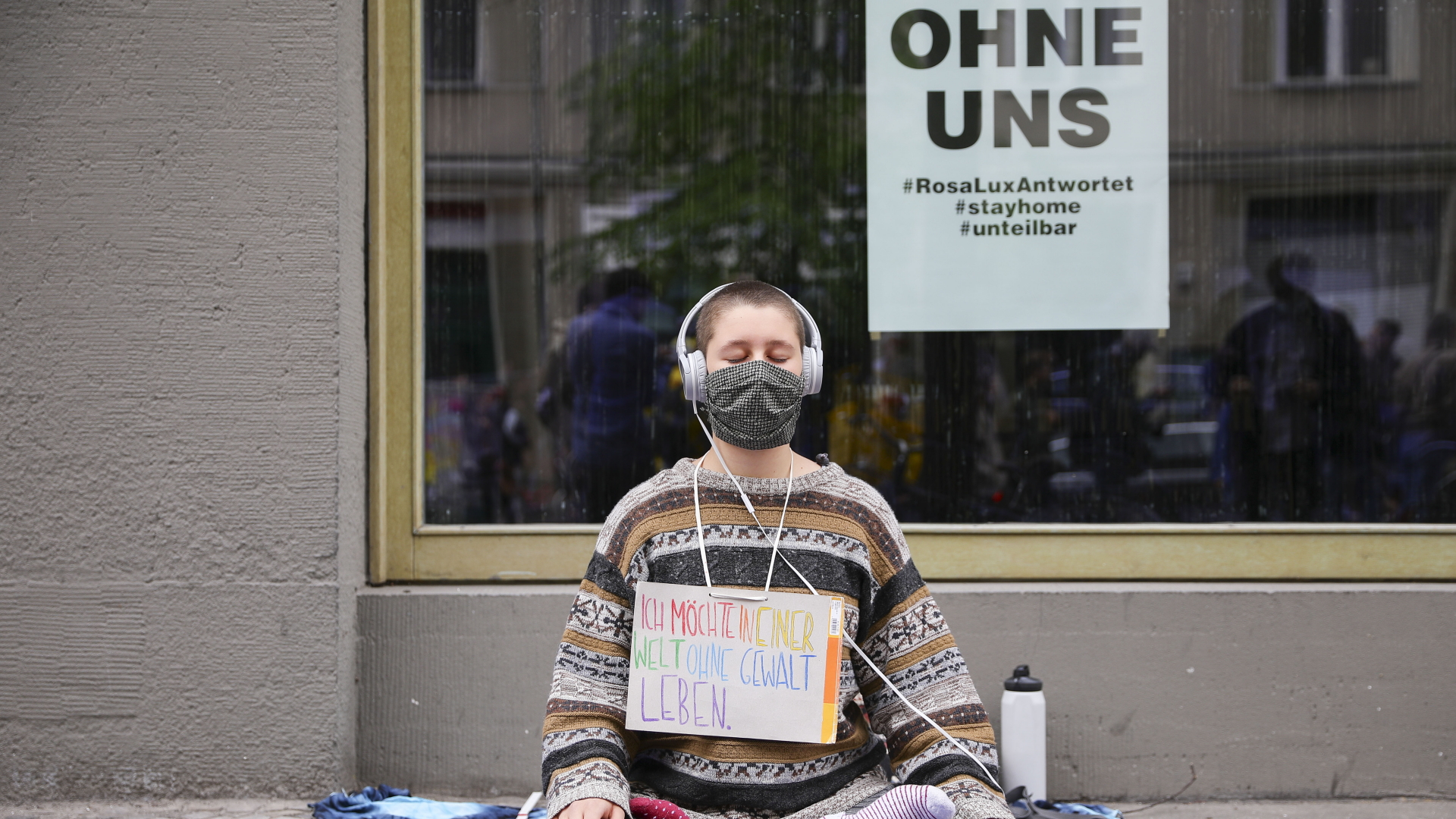 Eine Frau meditiert in einer Straße nahe dem Rosa-Luxemburg-Platz in Berlin | OMER MESSINGER/EPA-EFE/Shutterst