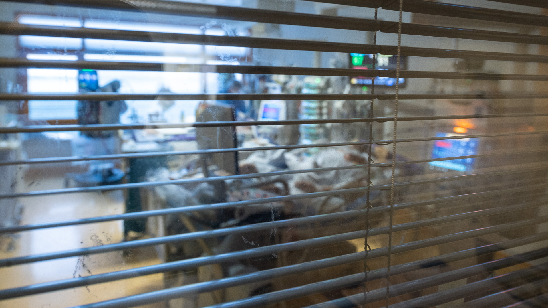 Medizinisches Personal arbeitet auf einer Intensivstation in Ludwigsburg in einem Zimmer von Covid-19-Patienten | dpa
