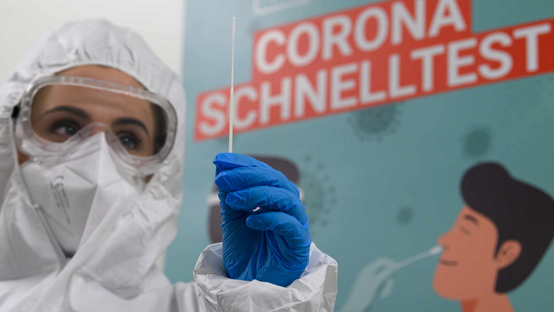Eine Mitarbeiterin des Corona-Testzentrums in Dresden bereitet einen Test vor