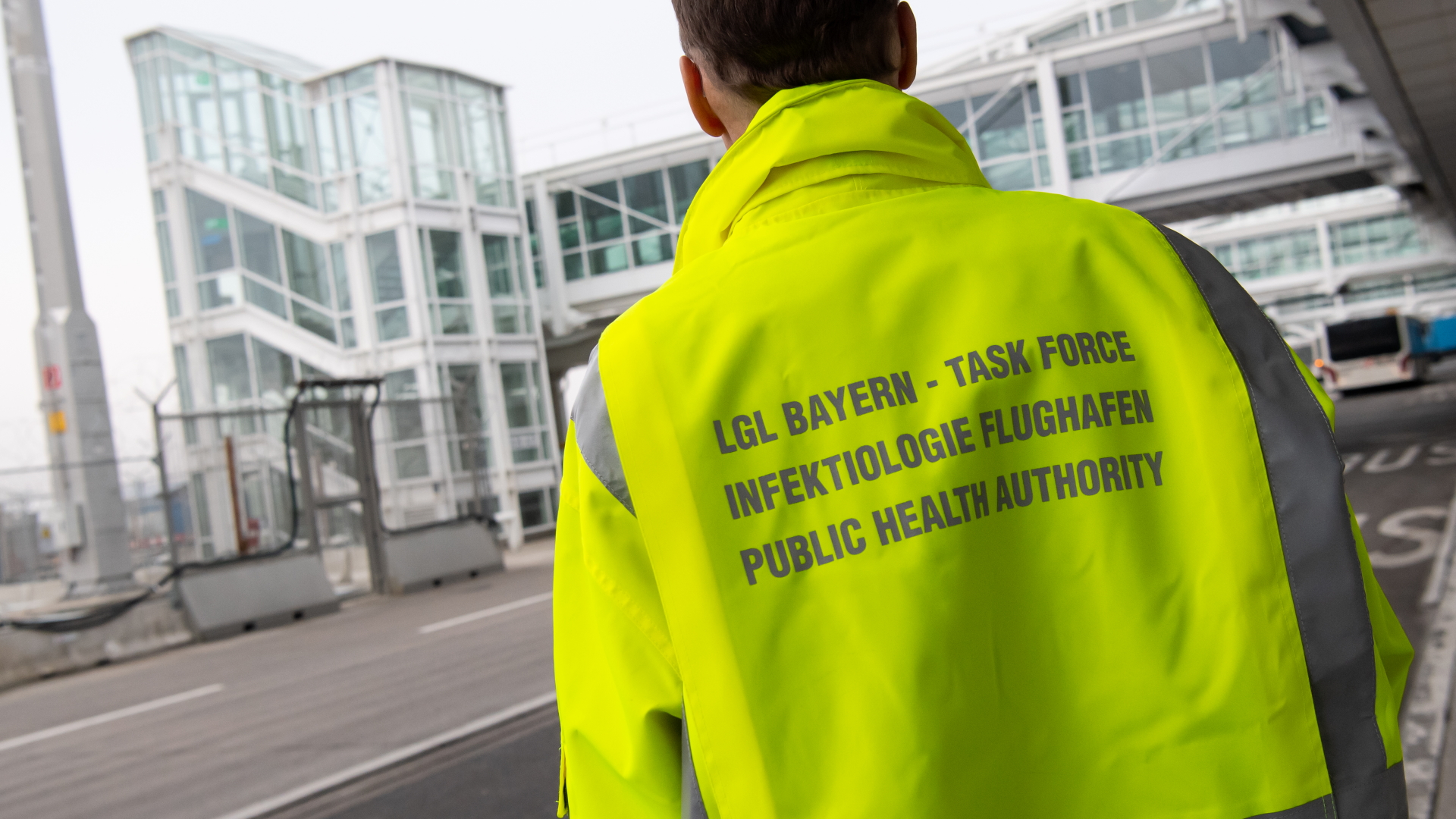 Mitarbeiter der Task Force Infektionlogie am Flughafen München | dpa