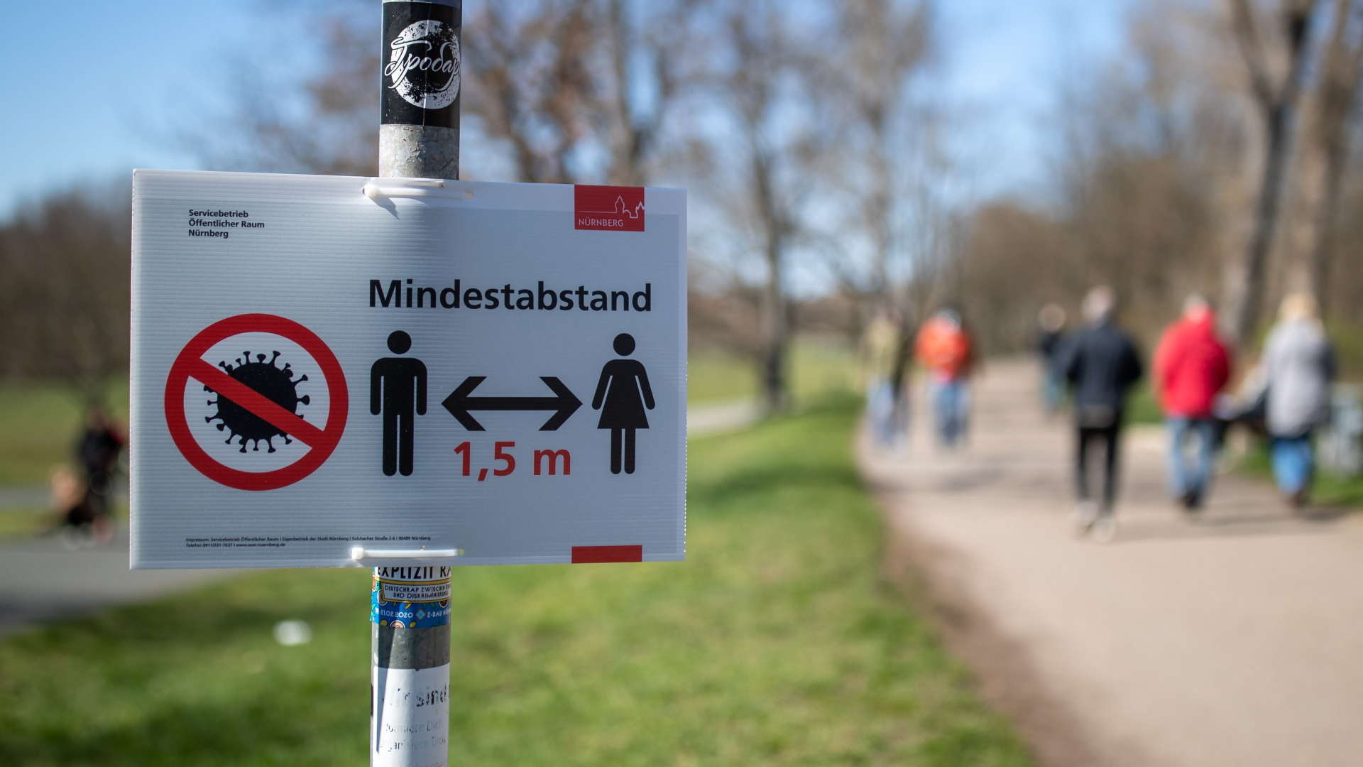 Schild zeigt Mindestabstand von 1,50m für Fußgänger am Rande eines Gehwegs in Nürnberg | dpa