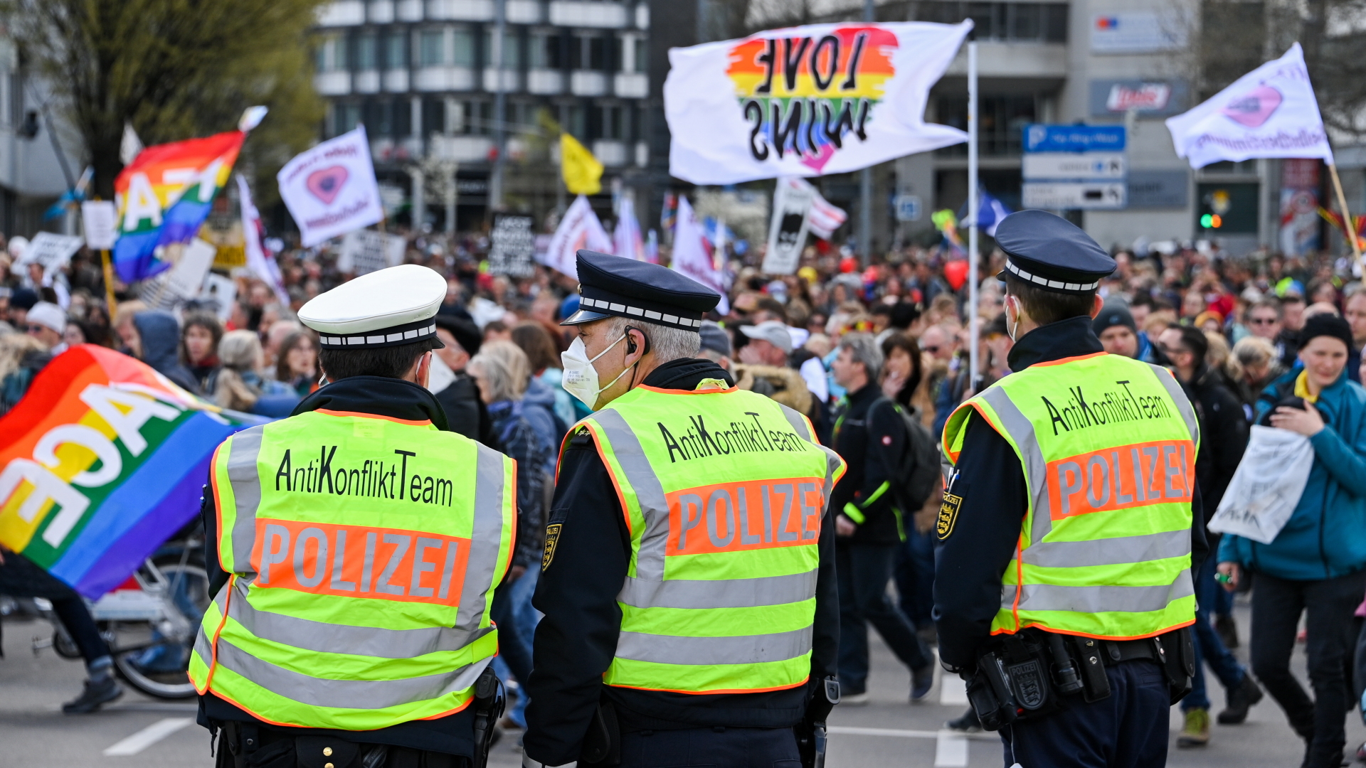 Demonstrierende und Polizisten in Stuttgart