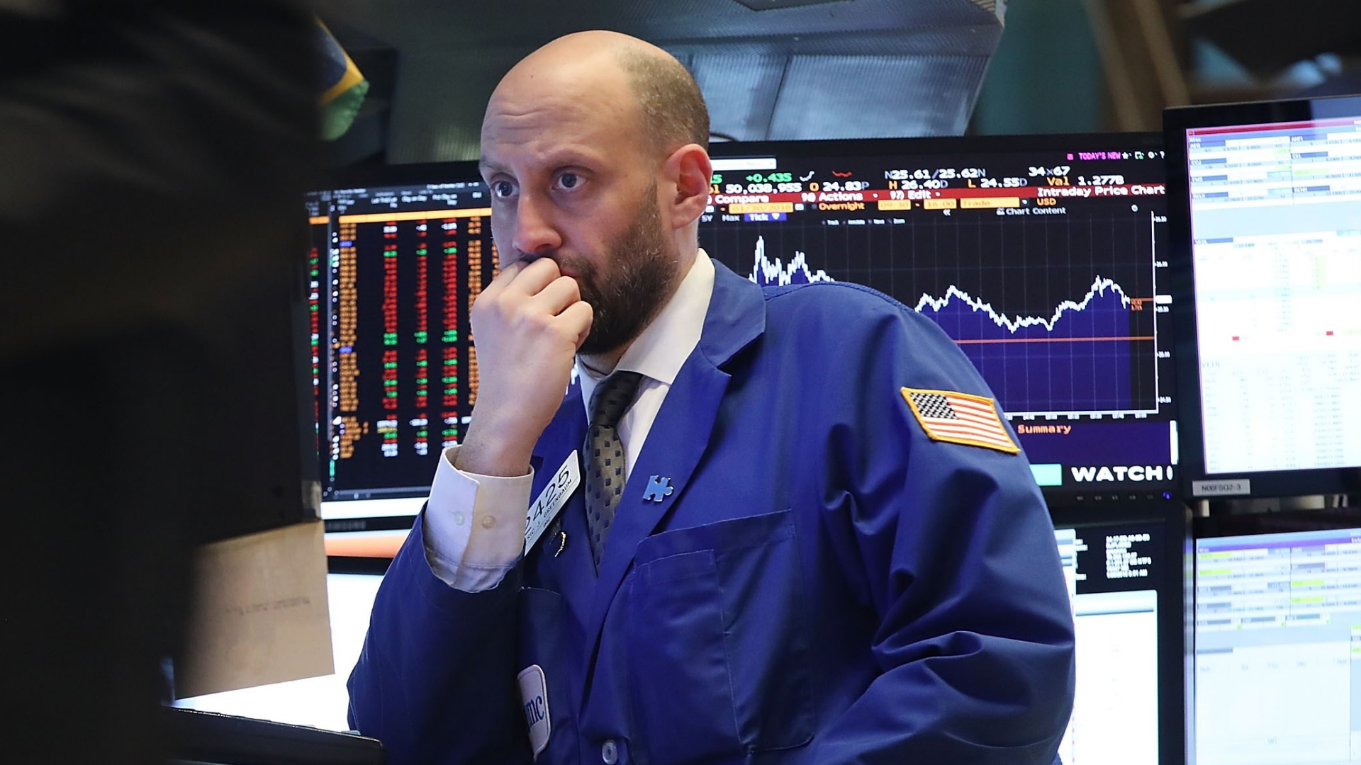 Aktienhändler in New York blickt schockiert auf Bildschirme  | AFP