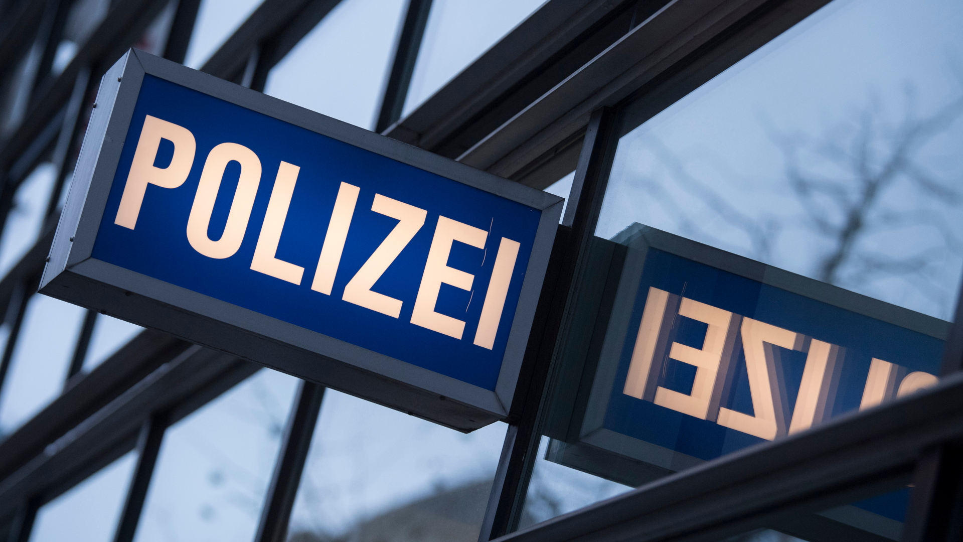 Schild an der Außenfassade des 1. Polizeireviers Frankfurt | dpa