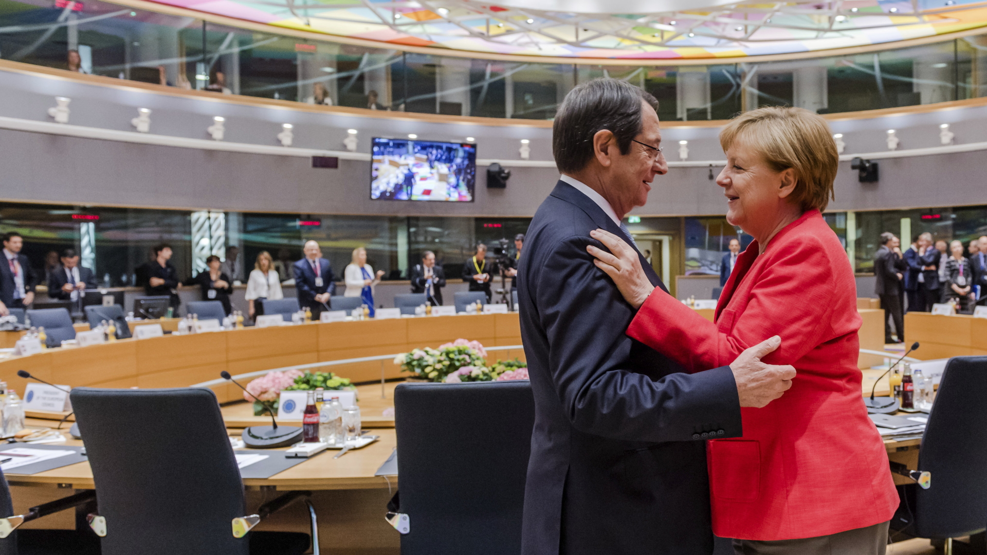 Bundeskanzlerin Angela Merkel (r.) und  Zyperns Präsident Nicos Anastasiades auf dem EU-Gipfel | AP