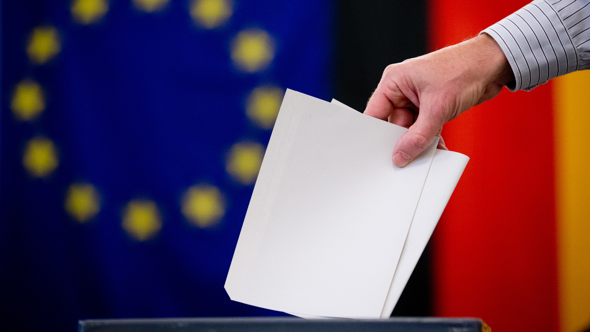 Hand wirft Stimmzettel in Wahlurne | picture alliance / dpa
