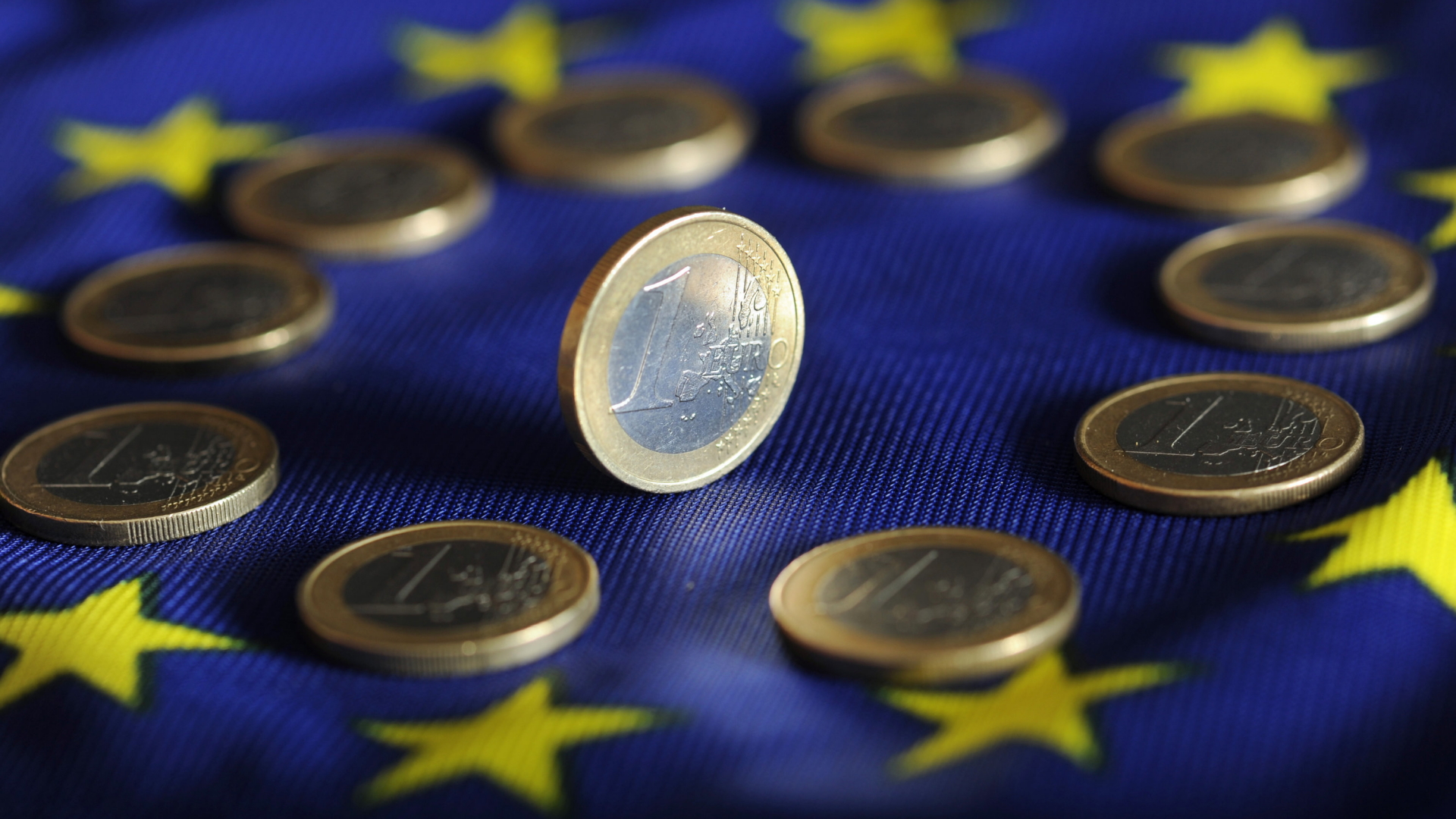 EU-Flagge mit 1-Euro-Münzen