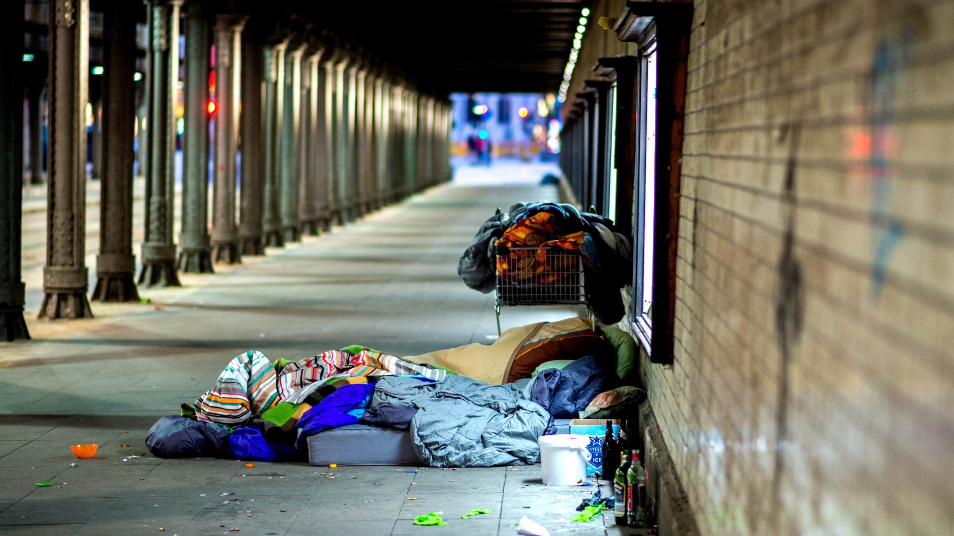 Die Habseligkeiten eines Obdachlosen liegen unter einer Eisenbahnunterführung am Hauptbahnhof in Hannover. | dpa