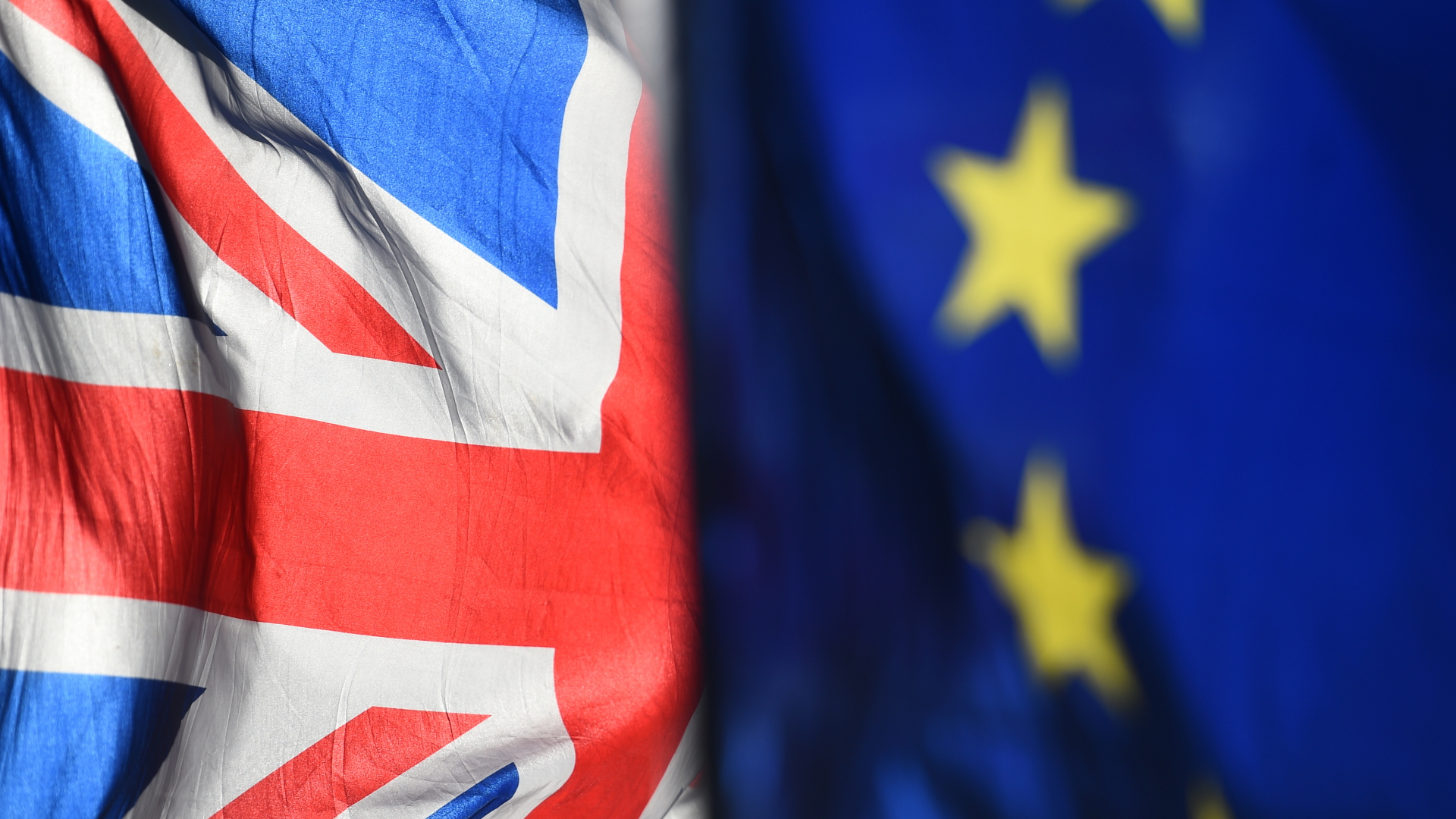 Die Flaggen Großbritanniens und der EU vor dem Parlament in Westminster | dpa