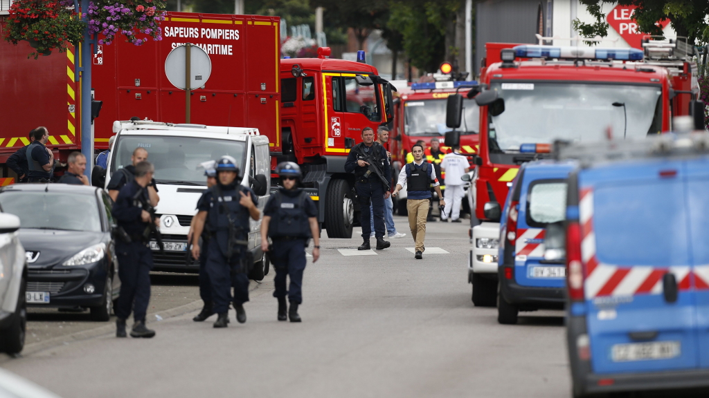 Einsatzkräfte vor der betroffenen Kirche in Saint-Étienne-du-Rouvray. | null