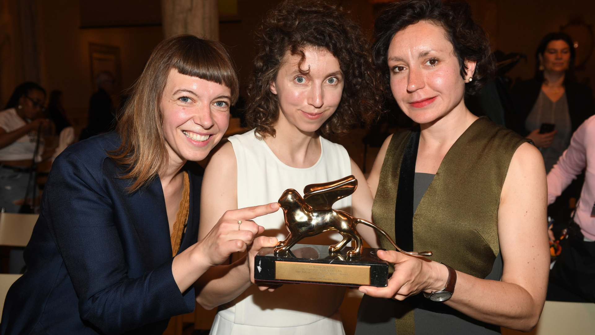 Die Künstlerinnen Lina Lapelyte, Rugile Barzdziukaite und Vaiva Grainyte (von links) mit dem Goldenen Löwen für den besten nationalen Beitrag auf der Biennale in Venedig. | dpa