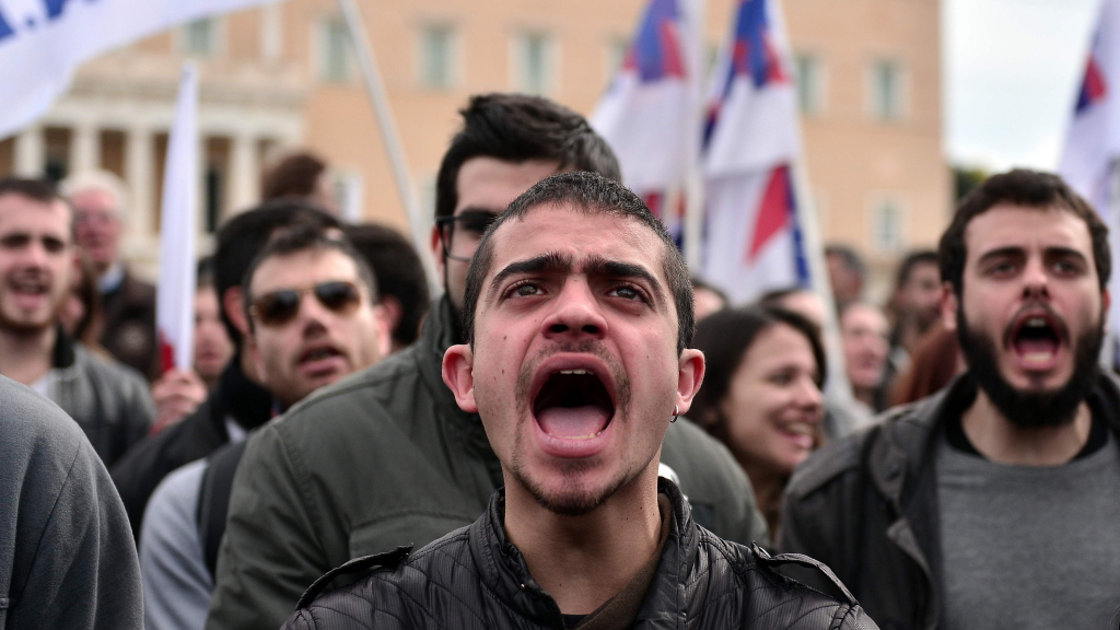 Demonstranten vor dem griechischen Parlament in Athen