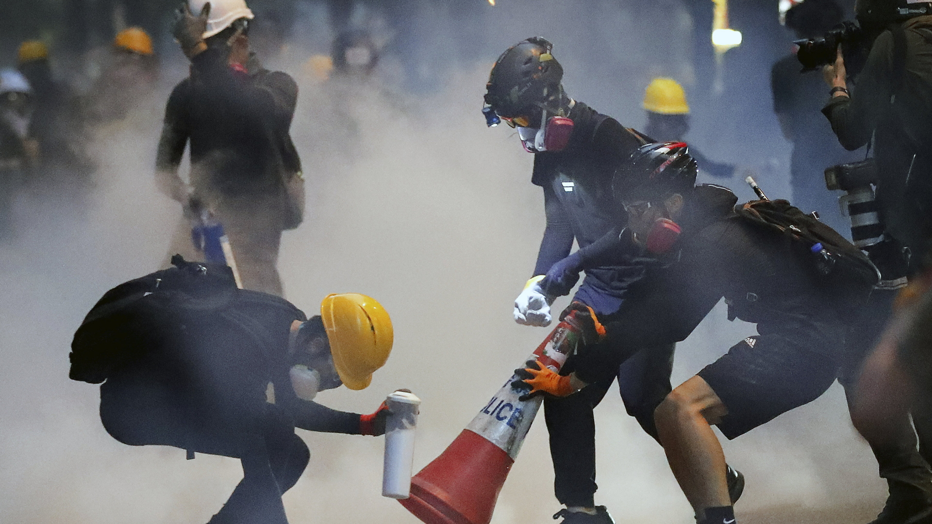 Demonstranten in Hongkong in Tränengaswolke