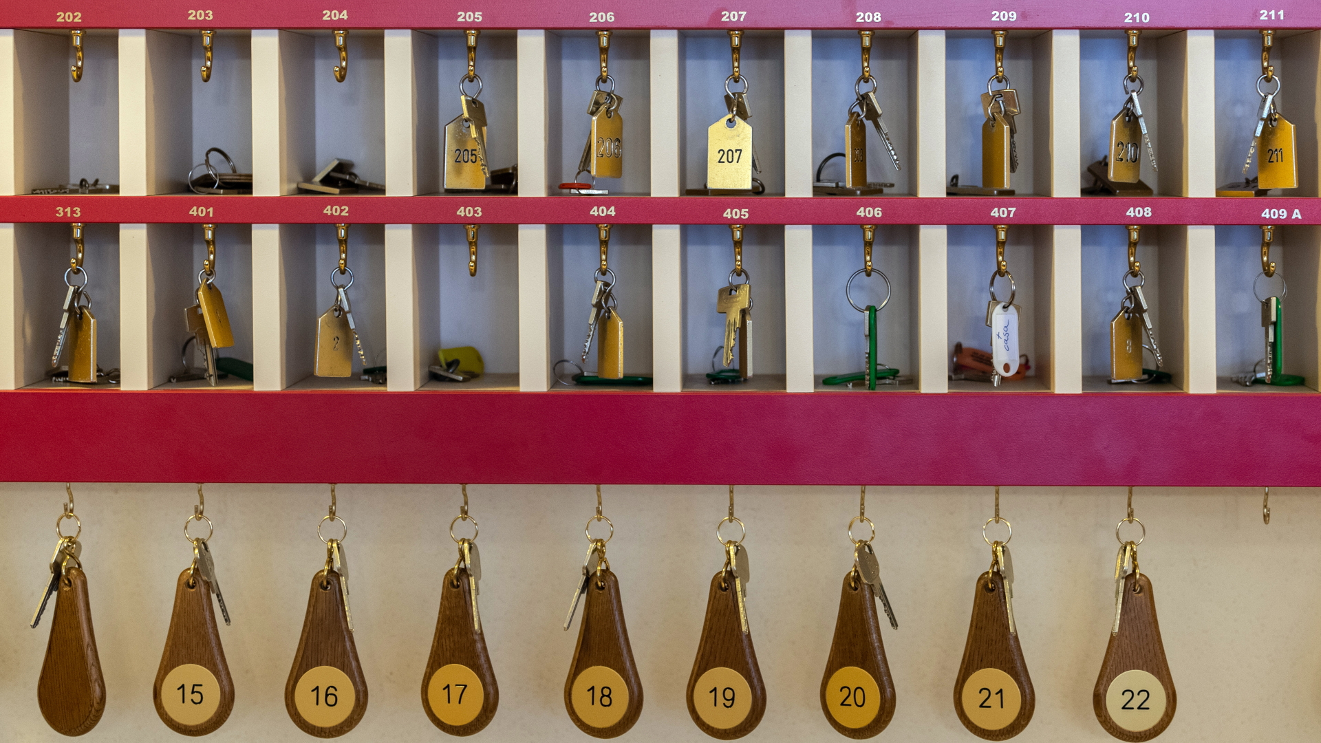 Zimmerschlüssel an der Rezeption eines Hotels | dpa